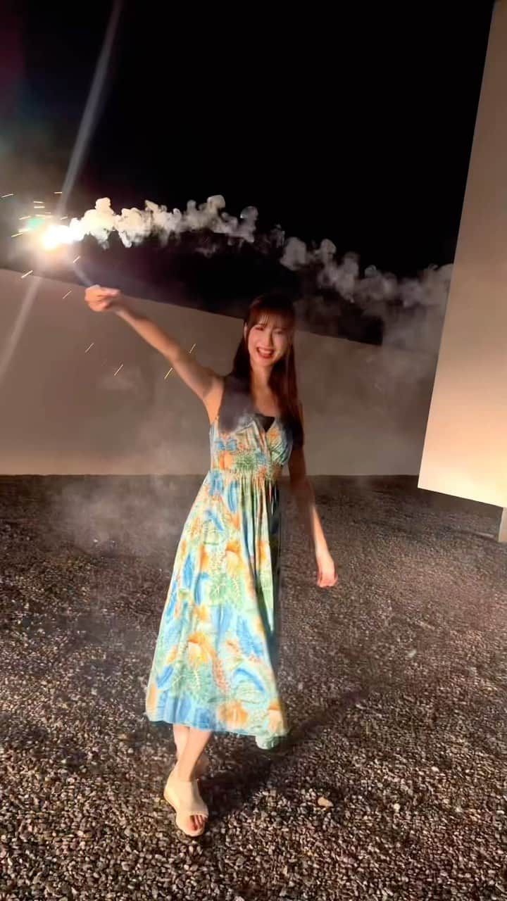 阿部菜渚美のインスタグラム：「ʜᴀɴᴀʙɪ 🎆 大好きなお仲間(ファミリー👯‍♀️)と今年は色んな 夏の時間を共有し、やり残した手持ち花火で 夏の終わりを味わいました🎇𓂃꙳⋆  昔から狭い枠の中で過ごしてきていたのですが、 素敵な環境に感謝です🙏外に出て良かったぁ!!  気温の変化が激しいですが暖かくして 風邪などひかない様お気をつけください☺︎🍂  #2023夏 #手持ち花火 #花火 #夏の遊び #ワンピース #ワンピースコーデ」