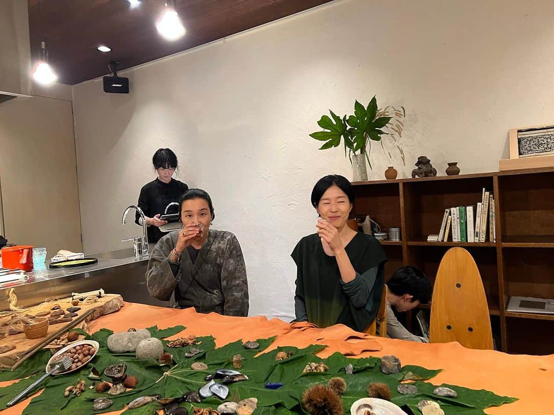 巻上公一さんのインスタグラム写真 - (巻上公一Instagram)「JASRAC理事会に出席の前に熱海EOMO store代々木上原に出店しているハコギャラリーで、縄文クッキーをいただく」10月4日 20時39分 - koichimakigami