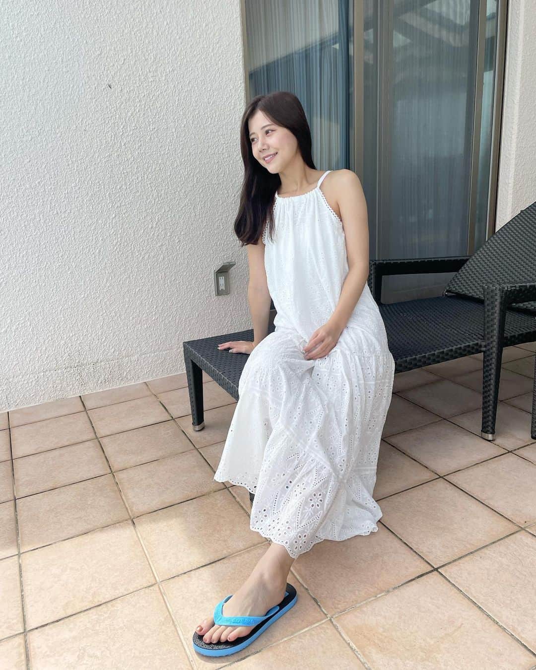 今井美桜のインスタグラム：「🌺 この夏はワンピばかり着てたなぁ 友達とGRWM撮った✌️  👗 @holidayandholiday_official   #夏服 #ワンピースコーデ  #旅行 #沖縄 #ワンピ」