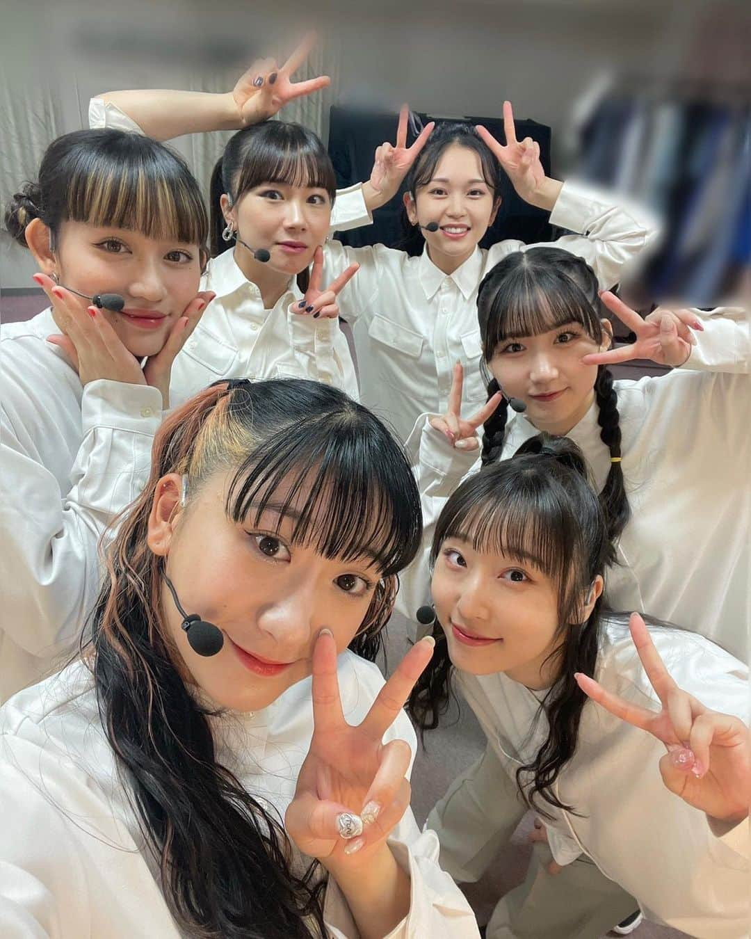 平井美葉のインスタグラム：「💙💛🧡❤️💜💛  2023/10/02 『ハロプロダンス学園 シーズン10』公開収録イベント  翌日、抜け殻になるほど楽しかった〜！！！！！ ３つのショーケース・レッスン・2on2ダンスバトルと本当に盛り沢山な内容でしたが…なんとそれに加えてゲストのSHUHOさんとKOSE8ROCKSさんのショーケースもありました！  ぎゃぁあぁ贅沢すぎる！ 爆速で着替えて袖から必死に観てたけど、出来ることなら客席から観たかった🥲  そんな一流のパフォーマンスのあとに踊るのはメンタル的にだいぶ厳しいものがありましたが…（笑） 一生懸命、出来ることを全部やろうという気持ちで頑張りました💪  でもそんな我武者羅な感じも自分の未熟さを知ることも、成長していく上で大事だということはこの番組を通してよ〜く分かったので！もう心折れないぞ！  また皆さんとご一緒できるように 公開収録イベントができるように 日々精進します❤️‍🔥  配信も放送もどっちも見てね♫  #ハロプロダンス学園 #公開収録 #ハロプロ #アイドル #dance #helloproject」