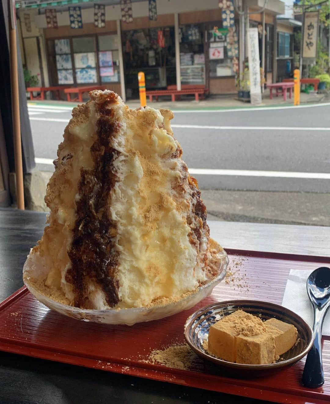 TOKOさんのインスタグラム写真 - (TOKOInstagram)「夏を振り返って結局今年もそこまでかき氷食べれなかったな。と反省  来年はもうちょっとゴーラーとしての活動範囲を 広げていこうかな  個人的今年の優勝は、Denny's【氷はちみつ檸檬ミルク】 レモンの酸っぱほろ苦さに蜂蜜とミルクが最高に合っていて 柑橘好きには堪らなかったです。  Denny'sさんありがとう来年も楽しみにしています。✴︎ 🐝」10月4日 20時43分 - toko______