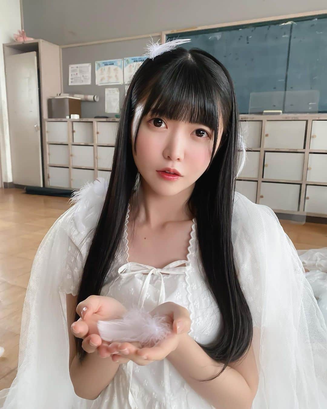 のインスタグラム：「天使の日👼🏻‎🤍🏹  私が天使だよ〜〜〜   #天使の日 #黒髪  #黒髪ロング #攝影 #旅遊攝影 #拍攝 #寫真 #攝影日記 #人像攝影 #攝影師 #互惠 #拍照 #人像摄影 #攝影日常」