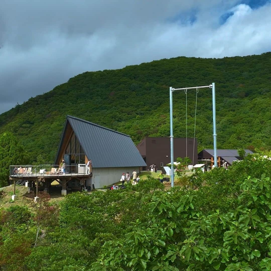 白馬岩岳スノーフィールドのインスタグラム：「【HAKUBA GIANT SWING 白馬ジャイアントスウィング】  オープンまであと2日！ 飛び出すスリルと絶景を眼下に味わう優雅な空間を。  10月6日(金) 12:00オープン。 ※チケットは山頂ガイドセンターの券売機よりお求めください（8:30～）。  #白馬岩岳マウンテンリゾート #白馬マウンテンハーバー #白馬ヒトトキノモリ #白馬ジャイアントスウィング #hakubagiantswing #長野県 #白馬村 #白馬 #白馬岩岳 #絶景 #絶景テラス #絶景ブランコ #北アルプス #白馬三山 #紅葉シーズン #nagano #hakuba #hakubavalley #hakubaiwatake #iwatake #hakubaiwatakemountainresort」