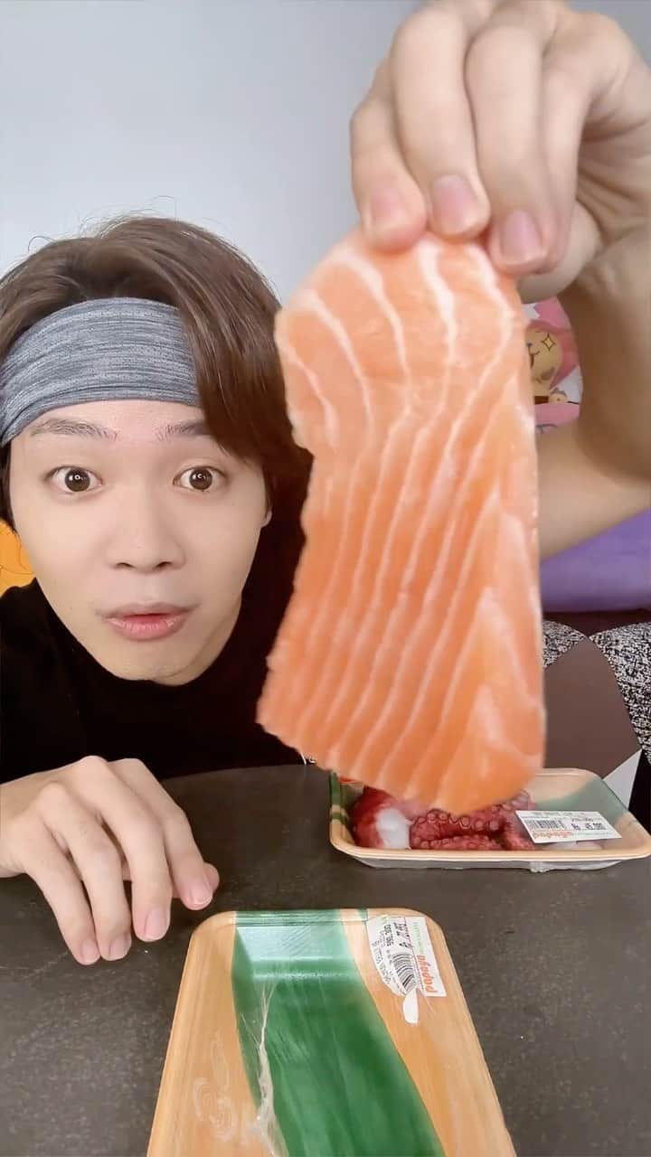 そこらへん元気のインスタグラム：「Cobain Gurita & Salmon mentah lagi viral! Kalian bisa makan Gurita Sashimi? Yang suka makan Gurita angkat tangan🙋‍♂️ Tunggu part2 yaaa  @papaya_jakarta  #guritasashimi #salmonmentah #guritamentah #viralindonesia #genibanget #japanese #japanesefood #makananjepang」