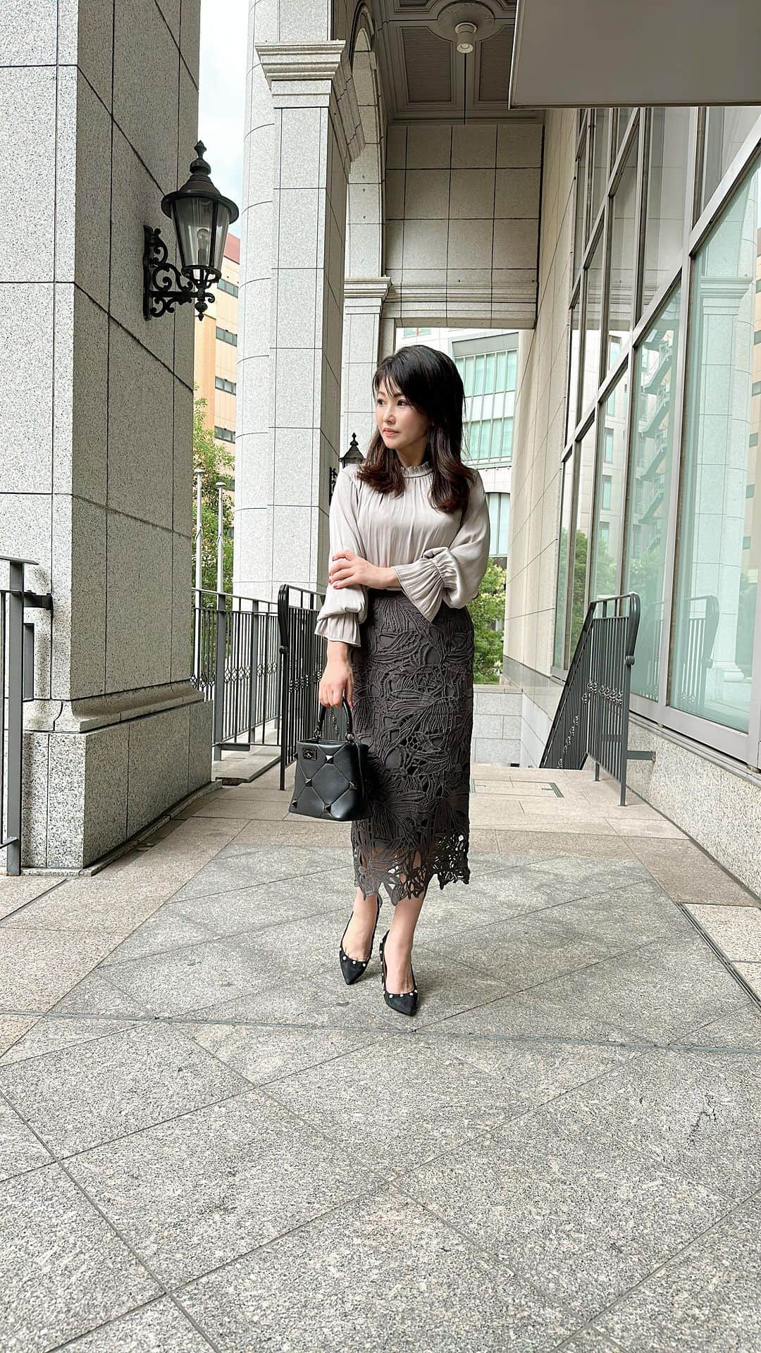 Maya Shiraiのインスタグラム：「通勤コーデにオススメブラウス👚　 明日10/5(木)12時より販売スタートします🥰  ブラウス素材はシルエットを美しく魅せるように、着心地にも追求して、トロミ感・しなやかさ・柔らかさ・透けづらさを考えた素材  着た時の滑らかな肌触りが最高の肌触りで長時間着てても楽ちん❣️ 適度な光沢感がエレガントみえします  お気に入りのリーフ柄スカート チャコールとのコーデは落ち着いた色合いが大人っぽく、  お袖のベルスリーブと リーフ柄の存在感が見栄えアップします✨✨  肌寒くなってきたので、そんな時にストール一枚持ち歩けると便利。 FEERICHELUのストールは厚くなりすぎないので、コンパクトにもさっと羽織るのに便利でファーが可愛いの♡  このまま女子会にも行けちゃうからオススメコーデです✨✨  👚＆skirt @feerichelu   👜　@maisonvalentino   👠　@zara  #feerichelu#フェリーシェル #OLコーデ#フェミニンコーデ#大人フェミニン#きれいめファッション#大人かわいいコーデ#お出掛けコーデ#エレガントコーデ#通勤コーデ#通勤#olコーデ#お仕事コーデ#デートコーデ#大人フェミニン#タイトスカート#レーススカート#秋先取り#ニュアンスカラー#夏コーデ#オールシーズン #骨格ストレート#秋カラー#秋色#ストール #レースタイトスカート」