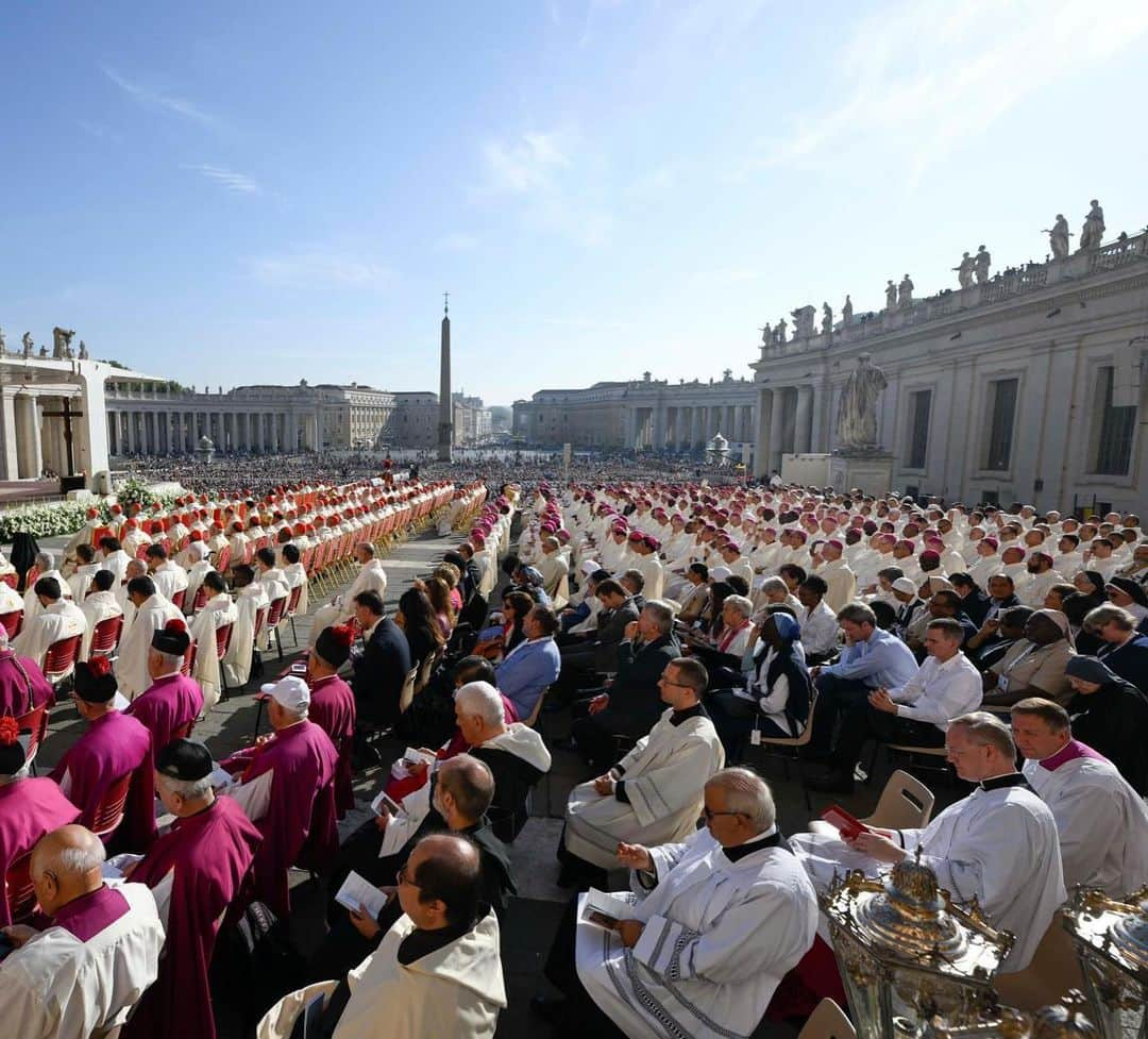 フランシスコ（ローマ教皇）さんのインスタグラム写真 - (フランシスコ（ローマ教皇）Instagram)「EN: This is the Synod's primary task: to refocus our gaze on God, to be a Church that looks mercifully on humanity. A Church that is united and fraternal, that listens and dialogues; a Church that blesses and encourages, that helps those who seek the Lord. #Synod  PT: Este é o dever primário do #Sínodo: centrar o nosso olhar em Deus, para sermos uma Igreja que olha, com misericórdia, a humanidade. Uma Igreja unida e fraterna, que escuta e dialoga; uma Igreja que abençoa e encoraja, que ajuda quem busca o Senhor.  ES: Esta es la principal tarea del Sínodo: centrar de nuevo nuestra mirada en Dios, para ser una Iglesia que ve a la humanidad con misericordia. Una Iglesia unida y fraterna, que escucha y dialoga; una Iglesia que bendice y anima, que ayuda a quienes buscan al Señor.  IT: Questo è il compito primario del #Sinodo: ricentrare il nostro sguardo su Dio, per essere una Chiesa che guarda con misericordia l’umanità. Una Chiesa unita e fraterna, che ascolta e dialoga; una Chiesa che benedice e incoraggia, che aiuta chi cerca il Signore.  FR: C'est la tâche première du #Synode: recentrer notre regard sur Dieu, pour être une Église qui regarde l'humanité avec miséricorde. Une Église unie et fraternelle, qui écoute et dialogue; une Église qui bénit et encourage, qui aide ceux qui cherchent le Seigneur.   DE : Die Hauptaufgabe der Synode ist, unseren Blick wieder auf Gott auszurichten, um eine Kirche zu sein, die barmherzig auf die Menschheit schaut. Eine geeinte Kirche, die zuhört und in Dialog tritt; eine Kirche, die segnet und ermutigt, die denen hilft, die den Herrn suchen.  PL: Oto główne zadanie Synodu: ponownie skierować nasze spojrzenie na Boga, aby być Kościołem spoglądającym na ludzkość z miłosierdziem. Kościołem zjednoczonym i braterskim, który słucha i rozmawia; Kościołem, który błogosławi i dodaje otuchy, który pomaga osobom szukającym Pana.」10月4日 20時47分 - franciscus