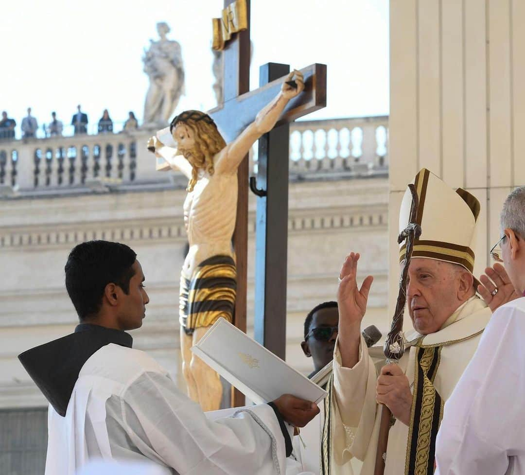 フランシスコ（ローマ教皇）さんのインスタグラム写真 - (フランシスコ（ローマ教皇）Instagram)「EN: This is the Synod's primary task: to refocus our gaze on God, to be a Church that looks mercifully on humanity. A Church that is united and fraternal, that listens and dialogues; a Church that blesses and encourages, that helps those who seek the Lord. #Synod  PT: Este é o dever primário do #Sínodo: centrar o nosso olhar em Deus, para sermos uma Igreja que olha, com misericórdia, a humanidade. Uma Igreja unida e fraterna, que escuta e dialoga; uma Igreja que abençoa e encoraja, que ajuda quem busca o Senhor.  ES: Esta es la principal tarea del Sínodo: centrar de nuevo nuestra mirada en Dios, para ser una Iglesia que ve a la humanidad con misericordia. Una Iglesia unida y fraterna, que escucha y dialoga; una Iglesia que bendice y anima, que ayuda a quienes buscan al Señor.  IT: Questo è il compito primario del #Sinodo: ricentrare il nostro sguardo su Dio, per essere una Chiesa che guarda con misericordia l’umanità. Una Chiesa unita e fraterna, che ascolta e dialoga; una Chiesa che benedice e incoraggia, che aiuta chi cerca il Signore.  FR: C'est la tâche première du #Synode: recentrer notre regard sur Dieu, pour être une Église qui regarde l'humanité avec miséricorde. Une Église unie et fraternelle, qui écoute et dialogue; une Église qui bénit et encourage, qui aide ceux qui cherchent le Seigneur.   DE : Die Hauptaufgabe der Synode ist, unseren Blick wieder auf Gott auszurichten, um eine Kirche zu sein, die barmherzig auf die Menschheit schaut. Eine geeinte Kirche, die zuhört und in Dialog tritt; eine Kirche, die segnet und ermutigt, die denen hilft, die den Herrn suchen.  PL: Oto główne zadanie Synodu: ponownie skierować nasze spojrzenie na Boga, aby być Kościołem spoglądającym na ludzkość z miłosierdziem. Kościołem zjednoczonym i braterskim, który słucha i rozmawia; Kościołem, który błogosławi i dodaje otuchy, który pomaga osobom szukającym Pana.」10月4日 20時47分 - franciscus