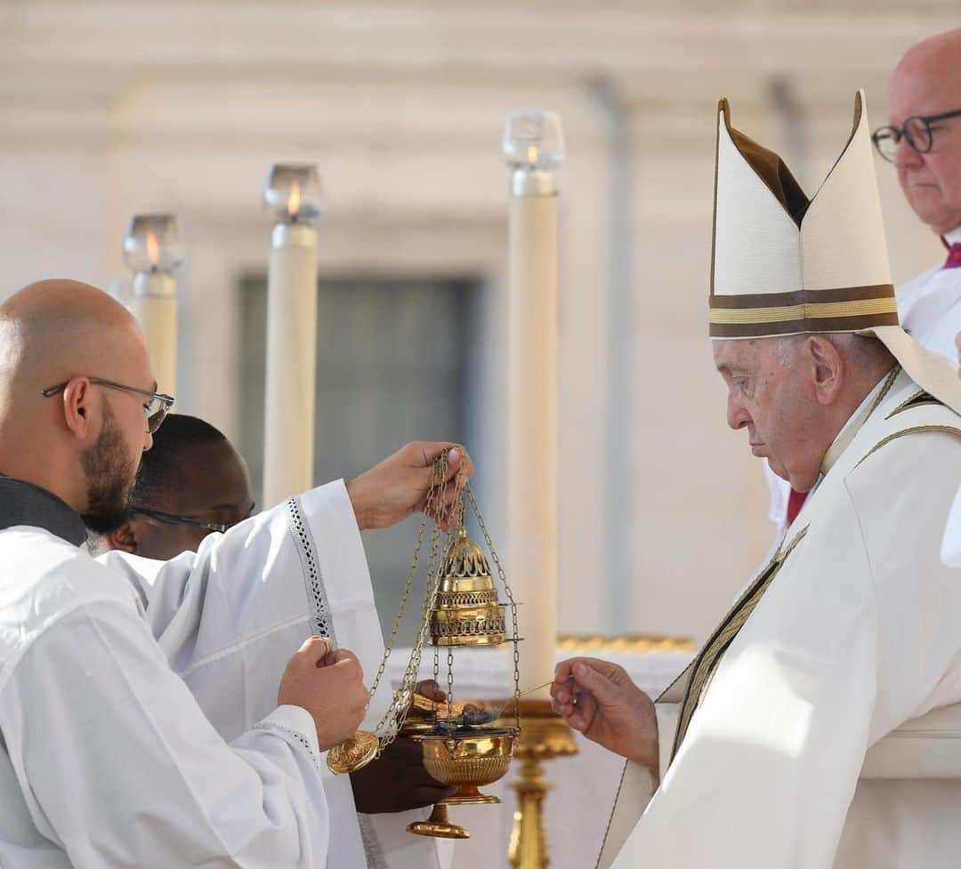 フランシスコ（ローマ教皇）さんのインスタグラム写真 - (フランシスコ（ローマ教皇）Instagram)「EN: This is the Synod's primary task: to refocus our gaze on God, to be a Church that looks mercifully on humanity. A Church that is united and fraternal, that listens and dialogues; a Church that blesses and encourages, that helps those who seek the Lord. #Synod  PT: Este é o dever primário do #Sínodo: centrar o nosso olhar em Deus, para sermos uma Igreja que olha, com misericórdia, a humanidade. Uma Igreja unida e fraterna, que escuta e dialoga; uma Igreja que abençoa e encoraja, que ajuda quem busca o Senhor.  ES: Esta es la principal tarea del Sínodo: centrar de nuevo nuestra mirada en Dios, para ser una Iglesia que ve a la humanidad con misericordia. Una Iglesia unida y fraterna, que escucha y dialoga; una Iglesia que bendice y anima, que ayuda a quienes buscan al Señor.  IT: Questo è il compito primario del #Sinodo: ricentrare il nostro sguardo su Dio, per essere una Chiesa che guarda con misericordia l’umanità. Una Chiesa unita e fraterna, che ascolta e dialoga; una Chiesa che benedice e incoraggia, che aiuta chi cerca il Signore.  FR: C'est la tâche première du #Synode: recentrer notre regard sur Dieu, pour être une Église qui regarde l'humanité avec miséricorde. Une Église unie et fraternelle, qui écoute et dialogue; une Église qui bénit et encourage, qui aide ceux qui cherchent le Seigneur.   DE : Die Hauptaufgabe der Synode ist, unseren Blick wieder auf Gott auszurichten, um eine Kirche zu sein, die barmherzig auf die Menschheit schaut. Eine geeinte Kirche, die zuhört und in Dialog tritt; eine Kirche, die segnet und ermutigt, die denen hilft, die den Herrn suchen.  PL: Oto główne zadanie Synodu: ponownie skierować nasze spojrzenie na Boga, aby być Kościołem spoglądającym na ludzkość z miłosierdziem. Kościołem zjednoczonym i braterskim, który słucha i rozmawia; Kościołem, który błogosławi i dodaje otuchy, który pomaga osobom szukającym Pana.」10月4日 20時47分 - franciscus