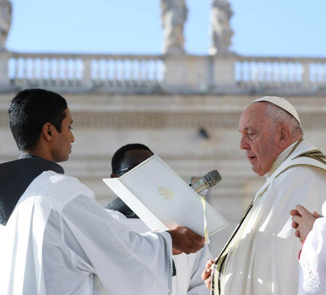 フランシスコ（ローマ教皇）さんのインスタグラム写真 - (フランシスコ（ローマ教皇）Instagram)「EN: This is the Synod's primary task: to refocus our gaze on God, to be a Church that looks mercifully on humanity. A Church that is united and fraternal, that listens and dialogues; a Church that blesses and encourages, that helps those who seek the Lord. #Synod  PT: Este é o dever primário do #Sínodo: centrar o nosso olhar em Deus, para sermos uma Igreja que olha, com misericórdia, a humanidade. Uma Igreja unida e fraterna, que escuta e dialoga; uma Igreja que abençoa e encoraja, que ajuda quem busca o Senhor.  ES: Esta es la principal tarea del Sínodo: centrar de nuevo nuestra mirada en Dios, para ser una Iglesia que ve a la humanidad con misericordia. Una Iglesia unida y fraterna, que escucha y dialoga; una Iglesia que bendice y anima, que ayuda a quienes buscan al Señor.  IT: Questo è il compito primario del #Sinodo: ricentrare il nostro sguardo su Dio, per essere una Chiesa che guarda con misericordia l’umanità. Una Chiesa unita e fraterna, che ascolta e dialoga; una Chiesa che benedice e incoraggia, che aiuta chi cerca il Signore.  FR: C'est la tâche première du #Synode: recentrer notre regard sur Dieu, pour être une Église qui regarde l'humanité avec miséricorde. Une Église unie et fraternelle, qui écoute et dialogue; une Église qui bénit et encourage, qui aide ceux qui cherchent le Seigneur.   DE : Die Hauptaufgabe der Synode ist, unseren Blick wieder auf Gott auszurichten, um eine Kirche zu sein, die barmherzig auf die Menschheit schaut. Eine geeinte Kirche, die zuhört und in Dialog tritt; eine Kirche, die segnet und ermutigt, die denen hilft, die den Herrn suchen.  PL: Oto główne zadanie Synodu: ponownie skierować nasze spojrzenie na Boga, aby być Kościołem spoglądającym na ludzkość z miłosierdziem. Kościołem zjednoczonym i braterskim, który słucha i rozmawia; Kościołem, który błogosławi i dodaje otuchy, który pomaga osobom szukającym Pana.」10月4日 20時47分 - franciscus