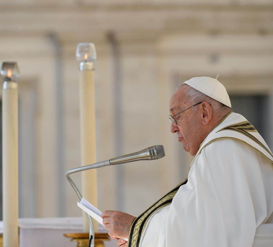 フランシスコ（ローマ教皇）さんのインスタグラム写真 - (フランシスコ（ローマ教皇）Instagram)「EN: This is the Synod's primary task: to refocus our gaze on God, to be a Church that looks mercifully on humanity. A Church that is united and fraternal, that listens and dialogues; a Church that blesses and encourages, that helps those who seek the Lord. #Synod  PT: Este é o dever primário do #Sínodo: centrar o nosso olhar em Deus, para sermos uma Igreja que olha, com misericórdia, a humanidade. Uma Igreja unida e fraterna, que escuta e dialoga; uma Igreja que abençoa e encoraja, que ajuda quem busca o Senhor.  ES: Esta es la principal tarea del Sínodo: centrar de nuevo nuestra mirada en Dios, para ser una Iglesia que ve a la humanidad con misericordia. Una Iglesia unida y fraterna, que escucha y dialoga; una Iglesia que bendice y anima, que ayuda a quienes buscan al Señor.  IT: Questo è il compito primario del #Sinodo: ricentrare il nostro sguardo su Dio, per essere una Chiesa che guarda con misericordia l’umanità. Una Chiesa unita e fraterna, che ascolta e dialoga; una Chiesa che benedice e incoraggia, che aiuta chi cerca il Signore.  FR: C'est la tâche première du #Synode: recentrer notre regard sur Dieu, pour être une Église qui regarde l'humanité avec miséricorde. Une Église unie et fraternelle, qui écoute et dialogue; une Église qui bénit et encourage, qui aide ceux qui cherchent le Seigneur.   DE : Die Hauptaufgabe der Synode ist, unseren Blick wieder auf Gott auszurichten, um eine Kirche zu sein, die barmherzig auf die Menschheit schaut. Eine geeinte Kirche, die zuhört und in Dialog tritt; eine Kirche, die segnet und ermutigt, die denen hilft, die den Herrn suchen.  PL: Oto główne zadanie Synodu: ponownie skierować nasze spojrzenie na Boga, aby być Kościołem spoglądającym na ludzkość z miłosierdziem. Kościołem zjednoczonym i braterskim, który słucha i rozmawia; Kościołem, który błogosławi i dodaje otuchy, który pomaga osobom szukającym Pana.」10月4日 20時47分 - franciscus