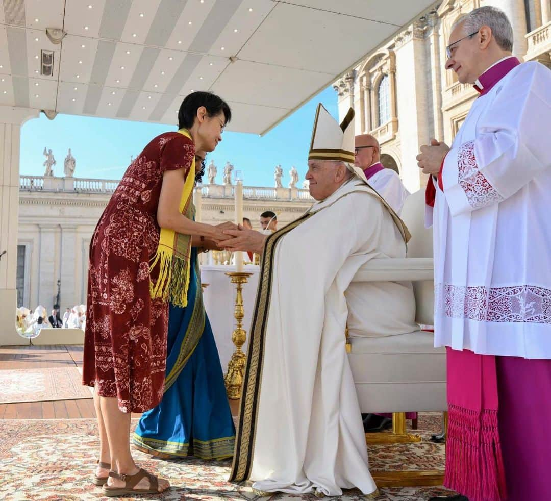 フランシスコ（ローマ教皇）さんのインスタグラム写真 - (フランシスコ（ローマ教皇）Instagram)「EN: This is the Synod's primary task: to refocus our gaze on God, to be a Church that looks mercifully on humanity. A Church that is united and fraternal, that listens and dialogues; a Church that blesses and encourages, that helps those who seek the Lord. #Synod  PT: Este é o dever primário do #Sínodo: centrar o nosso olhar em Deus, para sermos uma Igreja que olha, com misericórdia, a humanidade. Uma Igreja unida e fraterna, que escuta e dialoga; uma Igreja que abençoa e encoraja, que ajuda quem busca o Senhor.  ES: Esta es la principal tarea del Sínodo: centrar de nuevo nuestra mirada en Dios, para ser una Iglesia que ve a la humanidad con misericordia. Una Iglesia unida y fraterna, que escucha y dialoga; una Iglesia que bendice y anima, que ayuda a quienes buscan al Señor.  IT: Questo è il compito primario del #Sinodo: ricentrare il nostro sguardo su Dio, per essere una Chiesa che guarda con misericordia l’umanità. Una Chiesa unita e fraterna, che ascolta e dialoga; una Chiesa che benedice e incoraggia, che aiuta chi cerca il Signore.  FR: C'est la tâche première du #Synode: recentrer notre regard sur Dieu, pour être une Église qui regarde l'humanité avec miséricorde. Une Église unie et fraternelle, qui écoute et dialogue; une Église qui bénit et encourage, qui aide ceux qui cherchent le Seigneur.   DE : Die Hauptaufgabe der Synode ist, unseren Blick wieder auf Gott auszurichten, um eine Kirche zu sein, die barmherzig auf die Menschheit schaut. Eine geeinte Kirche, die zuhört und in Dialog tritt; eine Kirche, die segnet und ermutigt, die denen hilft, die den Herrn suchen.  PL: Oto główne zadanie Synodu: ponownie skierować nasze spojrzenie na Boga, aby być Kościołem spoglądającym na ludzkość z miłosierdziem. Kościołem zjednoczonym i braterskim, który słucha i rozmawia; Kościołem, który błogosławi i dodaje otuchy, który pomaga osobom szukającym Pana.」10月4日 20時47分 - franciscus