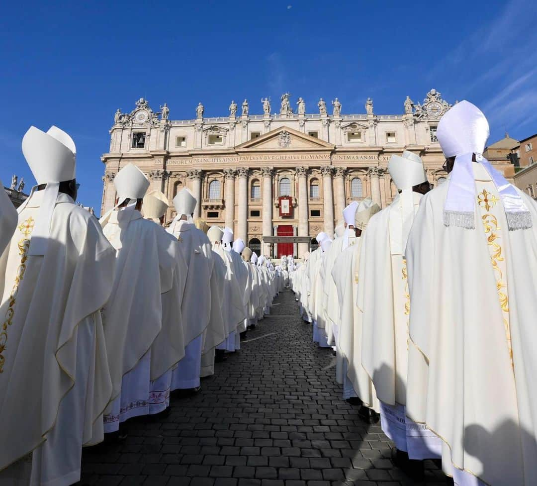 フランシスコ（ローマ教皇）のインスタグラム：「EN: This is the Synod's primary task: to refocus our gaze on God, to be a Church that looks mercifully on humanity. A Church that is united and fraternal, that listens and dialogues; a Church that blesses and encourages, that helps those who seek the Lord. #Synod  PT: Este é o dever primário do #Sínodo: centrar o nosso olhar em Deus, para sermos uma Igreja que olha, com misericórdia, a humanidade. Uma Igreja unida e fraterna, que escuta e dialoga; uma Igreja que abençoa e encoraja, que ajuda quem busca o Senhor.  ES: Esta es la principal tarea del Sínodo: centrar de nuevo nuestra mirada en Dios, para ser una Iglesia que ve a la humanidad con misericordia. Una Iglesia unida y fraterna, que escucha y dialoga; una Iglesia que bendice y anima, que ayuda a quienes buscan al Señor.  IT: Questo è il compito primario del #Sinodo: ricentrare il nostro sguardo su Dio, per essere una Chiesa che guarda con misericordia l’umanità. Una Chiesa unita e fraterna, che ascolta e dialoga; una Chiesa che benedice e incoraggia, che aiuta chi cerca il Signore.  FR: C'est la tâche première du #Synode: recentrer notre regard sur Dieu, pour être une Église qui regarde l'humanité avec miséricorde. Une Église unie et fraternelle, qui écoute et dialogue; une Église qui bénit et encourage, qui aide ceux qui cherchent le Seigneur.   DE : Die Hauptaufgabe der Synode ist, unseren Blick wieder auf Gott auszurichten, um eine Kirche zu sein, die barmherzig auf die Menschheit schaut. Eine geeinte Kirche, die zuhört und in Dialog tritt; eine Kirche, die segnet und ermutigt, die denen hilft, die den Herrn suchen.  PL: Oto główne zadanie Synodu: ponownie skierować nasze spojrzenie na Boga, aby być Kościołem spoglądającym na ludzkość z miłosierdziem. Kościołem zjednoczonym i braterskim, który słucha i rozmawia; Kościołem, który błogosławi i dodaje otuchy, który pomaga osobom szukającym Pana.」