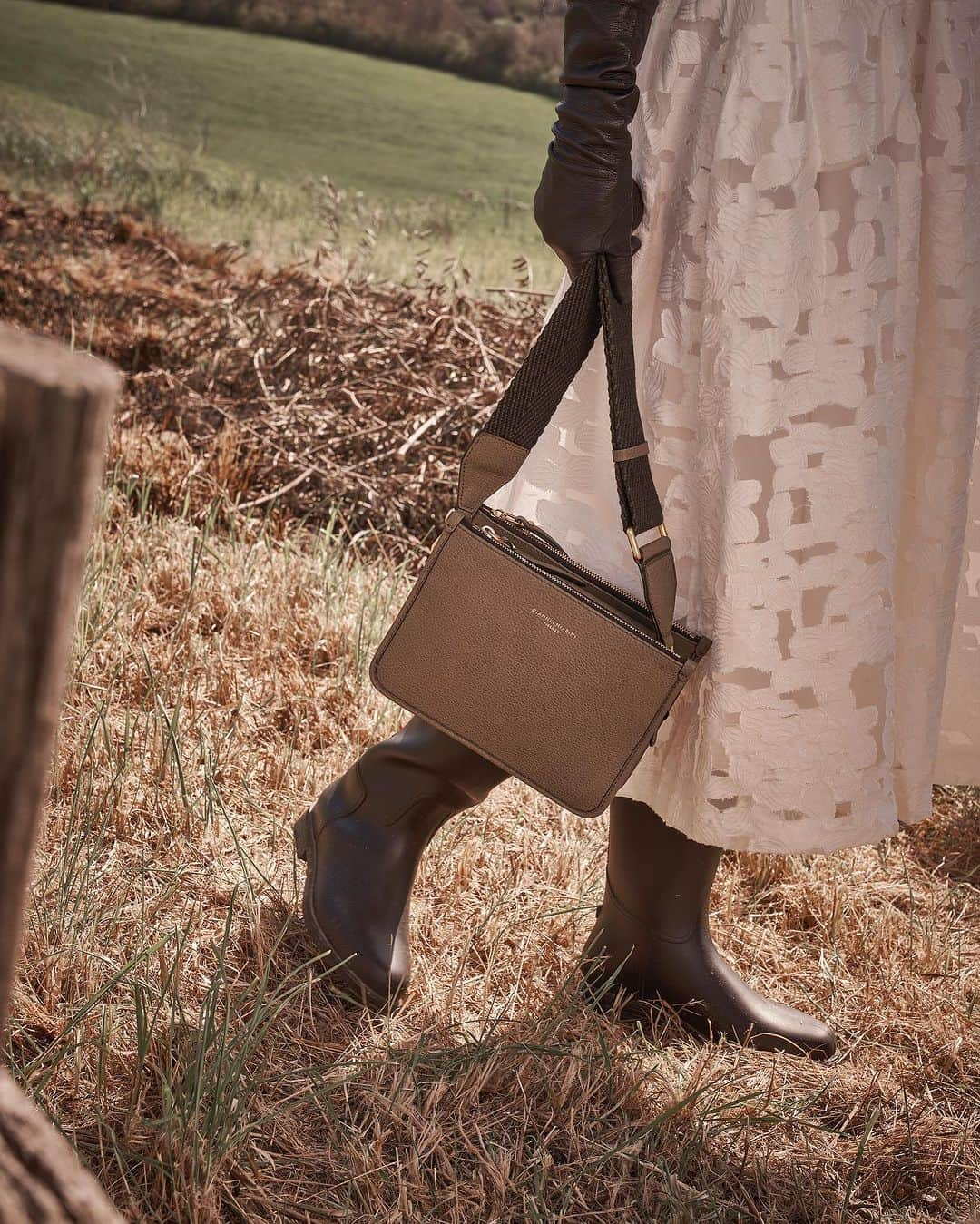 ジャンニキアリーニのインスタグラム：「A day spent in the country side: the essentiality and natural nuances are released in the structured shape of Debbie bag, which is enhanced by the vivid romance grain leather and removable color matching shoulder strap in herringbone pattern ribbon.  #giannichiarini #gc #ジャンニキアリーニ #FW23」