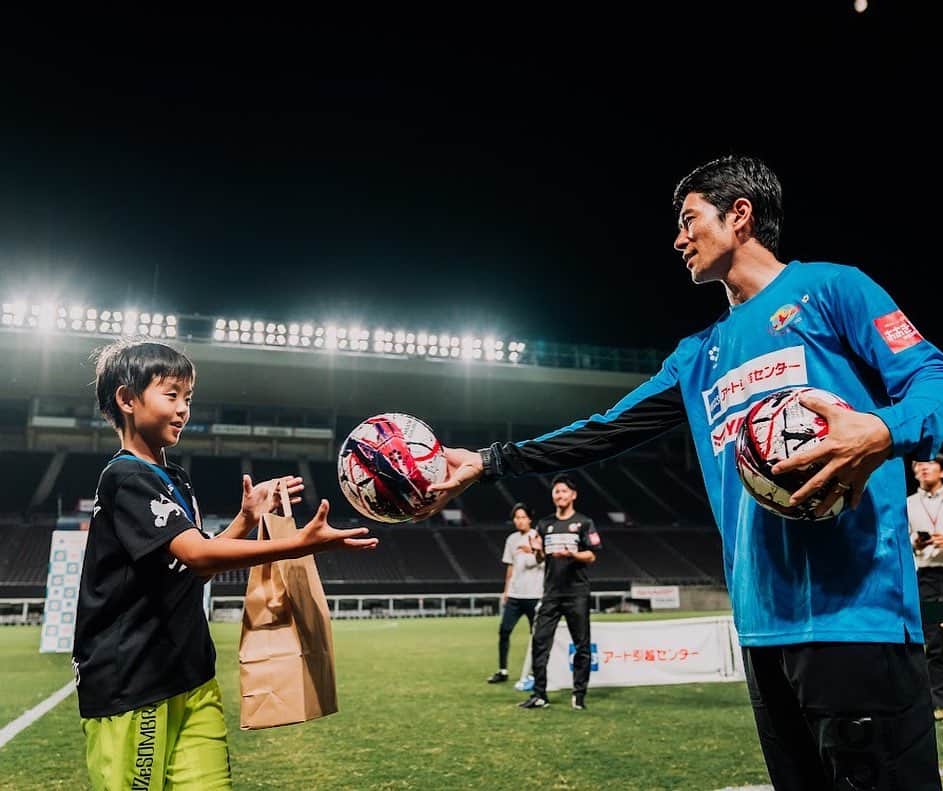 田中裕介さんのインスタグラム写真 - (田中裕介Instagram)「【第3回KANSAI SOCCER FES総括】  昨年11月に創設しました KANSAI SOCCER FESは無事に3回の開催を終了しました。  第3回も前回、前々回同様 多くの方のご協力がありました。  協賛スポンサー様に加えて、 ボランティア、アシスタント、個人支援者、裏方の方々の力がなければKANSAI SOCCER FESを開催する事はできませんでした。  3回を終えて改めて感謝の気持ちをお伝えしたいです。  主催者として熱意を持って 伝えたいことを伝える事がイベントを開催する意味に繋がると感じています。  3回の開催を通して子供達に伝えた事は自分にとっても大切な事を再認識するいい機会となりました。  KANSAI SOCCER FESは 今後も継続的な開催に向けて 支援を募っています。  引き続きご支援、応援を宜しくお願いいたします。  #KANSAISOCCERFES @kansai_soccer_fes」10月4日 20時58分 - yusuketanaka_official
