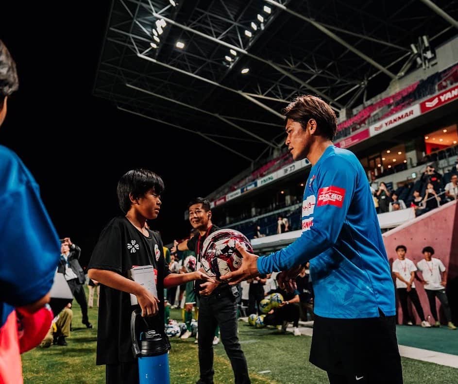 田中裕介さんのインスタグラム写真 - (田中裕介Instagram)「【第3回KANSAI SOCCER FES総括】  昨年11月に創設しました KANSAI SOCCER FESは無事に3回の開催を終了しました。  第3回も前回、前々回同様 多くの方のご協力がありました。  協賛スポンサー様に加えて、 ボランティア、アシスタント、個人支援者、裏方の方々の力がなければKANSAI SOCCER FESを開催する事はできませんでした。  3回を終えて改めて感謝の気持ちをお伝えしたいです。  主催者として熱意を持って 伝えたいことを伝える事がイベントを開催する意味に繋がると感じています。  3回の開催を通して子供達に伝えた事は自分にとっても大切な事を再認識するいい機会となりました。  KANSAI SOCCER FESは 今後も継続的な開催に向けて 支援を募っています。  引き続きご支援、応援を宜しくお願いいたします。  #KANSAISOCCERFES @kansai_soccer_fes」10月4日 20時58分 - yusuketanaka_official