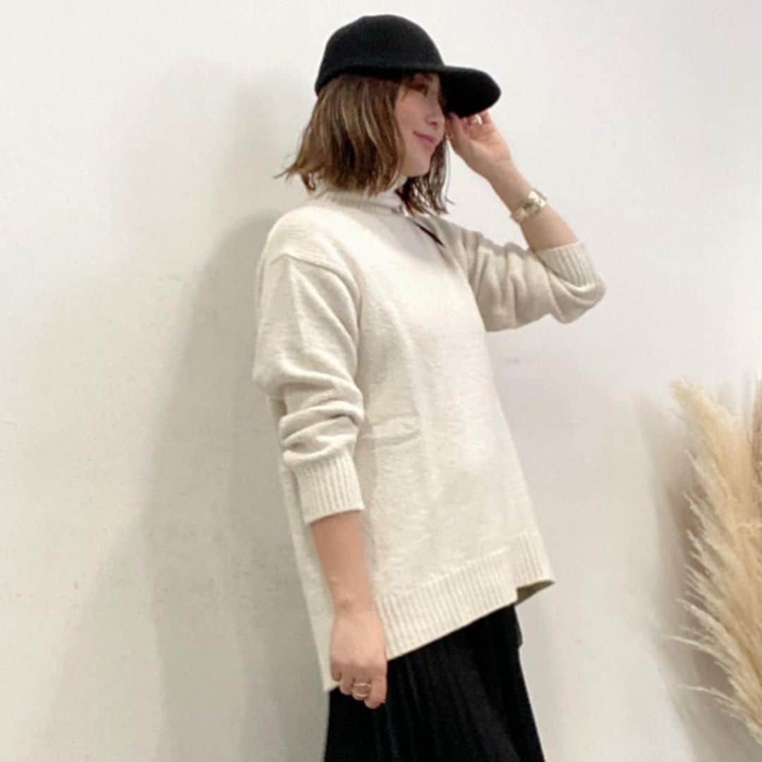 ❁coco❁さんのインスタグラム写真 - (❁coco❁Instagram)「\UNIQLO C購入品④/ @rococo39  まもなくUNIQLOUが発売になるけど メンズライクよりもレディライクな UNIQLO Cの方が私はタイプ‼️  色々と出揃ってから、何を買い足すか 考えようと思っています😉  ソフトニットハイネックセーターは とにかく着心地が良すぎて最高！！  - 甘撚りの糸に起毛をかけた、肌ざわりのやわらかなコットンブレンド素材を使用。 - 折り返しのないタートルネックデザイン。 - ヒップレングスで前後差があるリラックスシルエット。  【UNIQLO C】  イギリスのデザイナー、クレア・ワイト・ケラーによるエフォートレスで洗練されたスタイルが完成。LifeWearの上質な普段着を、タイムレスなデザインとモダンなシルエットで鮮やかに昇華しました。  ------------------------------------------------   @rococo39 🐰230k follower  ▪︎162cm.骨格ストレート. イエベ春.  真似しやすい大人可愛いコーデとアラフォー美容情報 時々、旅行やカフェ、便利グッズなど紹介してます♡  ▪︎ストーリーズで顔出し& 美容やファッション 夫婦や子供の話など質問コーナーが好評🫶  ▪︎フォローといいねはお気軽に♡ ご質問はコメントかDMにどうぞ💌  ---------------------------------------------- 　  #アラフォーコーデ  #アラサーコーデ　#40代コーデ　#30代コーデ　 #骨格ストレート　#プチプラコーデ　#ママコーデ　#ユニクロコーデ #ユニクロ購入品　#ユニクロきれいめ部 #上下ユニクロ部　#uniqlo2023fw #4meee #locari #ユニクロ新作　#ユニクロ  #ユニジョ　#ショートブーツ　#uniqloc #ユニクロシー」10月4日 20時58分 - rococo39