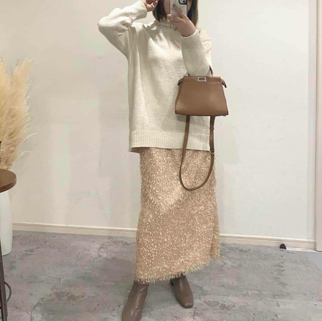 ❁coco❁さんのインスタグラム写真 - (❁coco❁Instagram)「\UNIQLO C購入品④/ @rococo39  まもなくUNIQLOUが発売になるけど メンズライクよりもレディライクな UNIQLO Cの方が私はタイプ‼️  色々と出揃ってから、何を買い足すか 考えようと思っています😉  ソフトニットハイネックセーターは とにかく着心地が良すぎて最高！！  - 甘撚りの糸に起毛をかけた、肌ざわりのやわらかなコットンブレンド素材を使用。 - 折り返しのないタートルネックデザイン。 - ヒップレングスで前後差があるリラックスシルエット。  【UNIQLO C】  イギリスのデザイナー、クレア・ワイト・ケラーによるエフォートレスで洗練されたスタイルが完成。LifeWearの上質な普段着を、タイムレスなデザインとモダンなシルエットで鮮やかに昇華しました。  ------------------------------------------------   @rococo39 🐰230k follower  ▪︎162cm.骨格ストレート. イエベ春.  真似しやすい大人可愛いコーデとアラフォー美容情報 時々、旅行やカフェ、便利グッズなど紹介してます♡  ▪︎ストーリーズで顔出し& 美容やファッション 夫婦や子供の話など質問コーナーが好評🫶  ▪︎フォローといいねはお気軽に♡ ご質問はコメントかDMにどうぞ💌  ---------------------------------------------- 　  #アラフォーコーデ  #アラサーコーデ　#40代コーデ　#30代コーデ　 #骨格ストレート　#プチプラコーデ　#ママコーデ　#ユニクロコーデ #ユニクロ購入品　#ユニクロきれいめ部 #上下ユニクロ部　#uniqlo2023fw #4meee #locari #ユニクロ新作　#ユニクロ  #ユニジョ　#ショートブーツ　#uniqloc #ユニクロシー」10月4日 20時58分 - rococo39