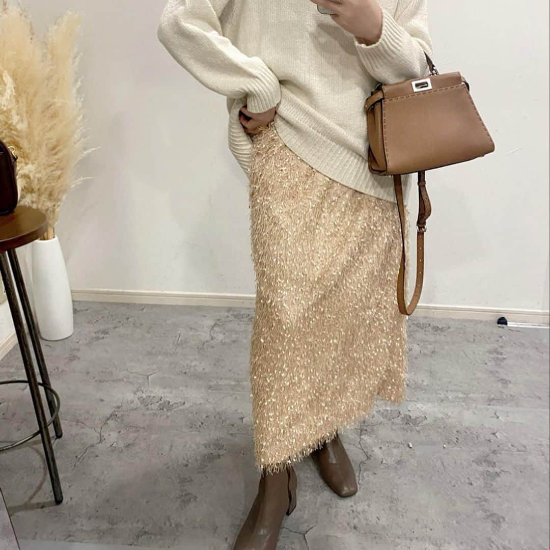❁coco❁さんのインスタグラム写真 - (❁coco❁Instagram)「\UNIQLO C購入品④/ @rococo39  まもなくUNIQLOUが発売になるけど メンズライクよりもレディライクな UNIQLO Cの方が私はタイプ‼️  色々と出揃ってから、何を買い足すか 考えようと思っています😉  ソフトニットハイネックセーターは とにかく着心地が良すぎて最高！！  - 甘撚りの糸に起毛をかけた、肌ざわりのやわらかなコットンブレンド素材を使用。 - 折り返しのないタートルネックデザイン。 - ヒップレングスで前後差があるリラックスシルエット。  【UNIQLO C】  イギリスのデザイナー、クレア・ワイト・ケラーによるエフォートレスで洗練されたスタイルが完成。LifeWearの上質な普段着を、タイムレスなデザインとモダンなシルエットで鮮やかに昇華しました。  ------------------------------------------------   @rococo39 🐰230k follower  ▪︎162cm.骨格ストレート. イエベ春.  真似しやすい大人可愛いコーデとアラフォー美容情報 時々、旅行やカフェ、便利グッズなど紹介してます♡  ▪︎ストーリーズで顔出し& 美容やファッション 夫婦や子供の話など質問コーナーが好評🫶  ▪︎フォローといいねはお気軽に♡ ご質問はコメントかDMにどうぞ💌  ---------------------------------------------- 　  #アラフォーコーデ  #アラサーコーデ　#40代コーデ　#30代コーデ　 #骨格ストレート　#プチプラコーデ　#ママコーデ　#ユニクロコーデ #ユニクロ購入品　#ユニクロきれいめ部 #上下ユニクロ部　#uniqlo2023fw #4meee #locari #ユニクロ新作　#ユニクロ  #ユニジョ　#ショートブーツ　#uniqloc #ユニクロシー」10月4日 20時58分 - rococo39