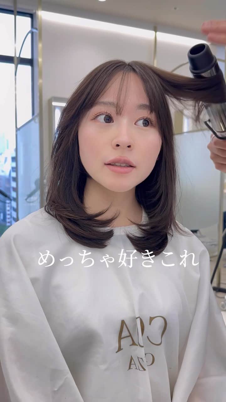 高橋英昇のインスタグラム：「ミディアムレイヤーはワンカールでいい感じに❤︎ 顔周りは流れるように✂️ オーダーの際に保存してお使いください✨ ˗˗˗˗˗˗˗˗˗˗˗˗˗˗˗˗˗˗˗˗˗˗˗˗˗˗˗˗˗˗˗˗˗˗˗˗˗˗ ⁡ ◌ @eisho_coa  ⁡ 前髪顔周りのどんな悩みも 是非ご相談下さい✨ ⁡ ☑︎流し前髪だけど要望と違う ☑︎前髪顔周りを切られすぎる ☑︎顔周りがなくて困っている ☑︎前髪が巻きづらく上手くいかない ☑︎変な毛がいつも前髪に出てくる ☑︎扱いづらくて困っている ☑︎おでこが狭くて悩んでいる ⁡ などなど 少しでも気になることは全てお聞かせ下さい✨ メモ持ってきても大丈夫です📝 ⁡ ˗˗˗˗˗˗˗˗˗˗˗˗˗˗˗˗˗˗˗˗˗˗˗˗˗˗˗˗˗˗˗˗˗˗˗˗˗˗ ⁡ ⁡ ◌ 料金 ◌ ・カット ¥8800 ・カット 𓂃 トリートメント ¥12100 ・カット 𓂃 カラー ¥17600 ・カット 𓂃 カラー 𓂃 トリートメント ¥22000 ⁡ ※初回のみ指名料+¥3300かかります。 2回目以降は指名料無料です。 ⁡ ⁡ 𓂃 よくあるご質問 𓂃 ⁡ ⁡ Q . 予約はどうしたらいいですか？ ⁡ ✎ プロフィールのURLからお待ちしております✨ ⁡ ⁡ Q . 場所はどちらですか？ ⁡ ✎ 東京都中央区銀座6-13-9 GIRAC GINZA 7F 【銀座駅5分、東銀座駅から徒歩3分】 ⁡ ⁡ Q . 投稿に可愛い子しか載っていないですが、 私が行っても大丈夫ですか？ ⁡ ✎もちろん大丈夫です。 僕のお客様は【3歳〜74歳】の 子連れ様から老若男女幅広いの方が ご来店してくださっております。 女性は必ず可愛くします！ 実は男性のカットも得意です。 最近ご紹介もかなり多いです✨ ⁡ Q . どんな美容師？ ⁡ ✎ お話するのが好きです✨ ただ施術中は技術に没頭する時があり その時はあまり話さなくなります✂︎ ⁡ Q . カウンセリングはしっかりしてもらえますか？ ⁡ ✎もちろんです！ 前髪顔周りの生え際、癖毛、割れめ、こめかみ、 頬骨、えら、丸顔、面長、りんかく などのお悩みもしっかりカウンセリングさせて頂いてから 施術に入らせて頂きますのでご安心ください✨ ⁡ ⁡ カットは【前髪】【ロングレイヤー】 が好きですが、 ミディアム、ボブ、ショート、 メンズカットも好きです。 巻きも得意なので、 知りたい方はなんでもお伝えします✨ ⁡ カラーはブリーチなしのワンカラーで 【艶感】【透明感】【くすみ感】が出るように 300種類以上の中から 独自の配合で調合しております。 ⁡ ストレートはダメージを最小限で抑えられるように かなりこだわっています！ 微アルカリ〜弱酸領域の範囲で施術するので 基本的に【ヘアカラー】と同時施術が可能です✨ ⁡ トリートメントはできるだけ長持ちできるように 【手触り】【質感】にこだわっています！ あとはアウトバスのヘアケアも重要なので 興味ある方はしっかり説明しています✨ ⁡ パーマは最近持ちの良いデジタルパーマが好きです。 熱処理する事で普通のパーマより持ちが良くなります。 僕の使う薬剤は基本的にダメージを最小限でかけるので コテを使って巻いても大丈夫です。 巻かなくても普段のスタイリングはかなり楽になります✨ ⁡ #銀座　#千葉　#前髪カット　#顔周りカット　#小顔カット　#おくれ毛カット　#顔周り　#前髪　#シースルーバング　#かきあげ前髪　#小顔に見える顔周り #小顔カット #似合わせカット　#おくれ毛　#前髪顔周り似合わせ」