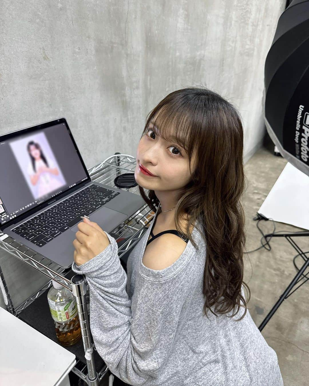 清水里香のインスタグラム：「⁡ りかPです😎 ⁡ ⁡ 改めましてParty chuuuN!の プロデューサー清水里香です！ ⁡ 寒くて凍えそうな時期に宮下パークや 原宿竹下通りに張り付いてた日々が もう懐かしいです😂 ⁡ プロデューサーっていうとめちゃくちゃかっこいいし すげえ！ってなるけどその裏には　 私が想像していた以上に大変なことだらけで 中途半端な気持ちじゃ絶対にできなくて みんなの人生を背負うことになるんだなって実感しました ⁡ やるって決めるまで正直怖さもあって できるかなあ、やらないほうがいいかなあって 思ったこともありました ⁡ だけどそんな時に、自分のアイドル人生を振り返って コンプレックスの塊でいつもネガティブで暗かった私が 今ではそれが想像もできないくらいに明るくなったねって 言われるようになったし、 私よりも綺麗な人は沢山いると思うけど 私は今の自分が1番好きです！ って言えるくらい強くなれました✌🏻  アイドル6年間で経験したことが これから何か壁にぶつかった時 きっと助けてくれるんじゃないかなって思いました そしてなにより、わたしは1人じゃないんだなって ⁡ 天才的なチームParty chuuuN!の大人たちがついてます🔥 ⁡ なのでプロデューサーになると決めました💪🏻 ⁡ ⁡ 毎日プロデューサーしすぎてて 考えることも多くて、決めることも多くて 忙しすぎてるけど 人生めちゃくちゃ楽しいです😝💞 ⁡ それに私の背中をまっすぐ追いかけてきてくれて いつもキラキラ笑顔で会うたび可愛くなってく メンバー達がいてくれるから、私も頑張ろう！って いつまでも追いかけられる存在になろうって思えます💪🏻 ⁡ ⁡ 私にとって宝物になった"Party chuuuN!" まだまだ小さいプロデューサーですが🐣 グループも私自身もビッグになってみせます👸🏻 ⁡ ⁡ なのでこれからずーっとずーっと！ 応援よろしくお願いします🙇🏻❤️‍🔥❤️‍🔥❤️‍🔥 ⁡ ⁡ 10/13 (金)渋谷VIDENTにて 私主催のイベントがあります！ Party chuuuN!に会いにきてください🫶🏻 ⁡ ⁡ ⁡ よろしくお願いしまぁぁぁあす！！！ ⁡ ⁡ ⁡ ⁡ ⁡ #partychuuun #ぱーちー」