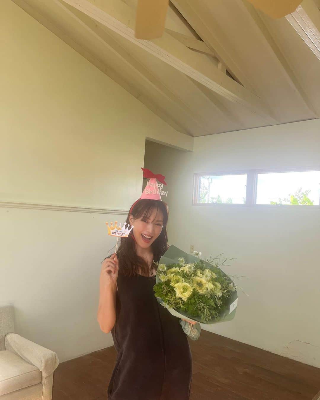 蛯原友里のインスタグラム：「わ〜い‼︎ 　 今年も、またひとつ年を重ねることができました‼︎ こうしてお祝いしていただけてとても嬉しいです♡  ありがとうございます♪  自分の時間がなくて、ヘトヘトなときもあるけど、 と〜っても幸せだなぁ〜！って噛み締められてる、 この気持ちでいられることも全部ふくめて幸せです♡  いつもいつもありがとう‼︎  こんな私ですが、これからどうぞもよろしくお願いします‼︎」