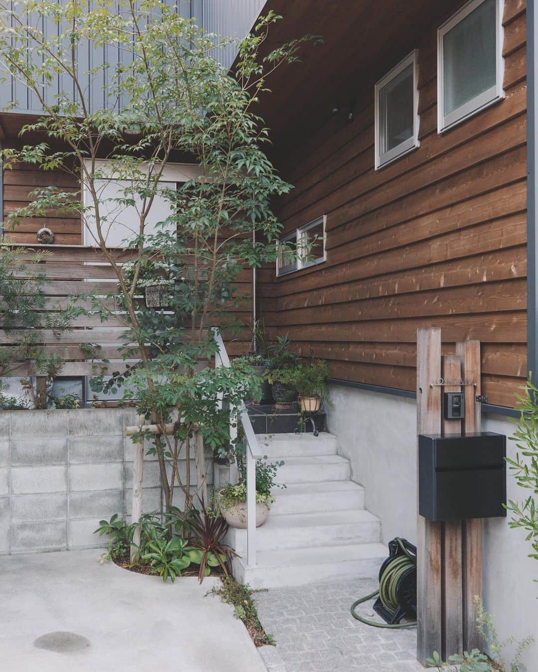 クボタ住建さんのインスタグラム写真 - (クボタ住建Instagram)「「木の家だからできること」  #クボタ住建  玄関周りが華やぐ杉板の木貼り。 鎧のように板を重ねて貼ったり、縦貼りにしたりと天然木の趣を楽しみます。  ＜クボタ住建施工＞  @kubota_jyuken  #玄関 #玄関ポーチ  #鎧貼り #外壁デザイン #玄関タイル #自転車置き場 #玄関アプローチ #門柱 #みどりのある暮らし #キシラデコール  クボタ住建は優しく温かい自然素材の木の家をつくります HP & more photos→@kubota_jyuken 施工事例多数掲載しております。 ホームページへもぜひ↓ https://kubotajyuken.com/  ⭐︎スタッフブログ⭐︎ https://kubotajyuken.com/blog/  #クボタ住建 #神奈川の注文住宅 #大和市#湘南の家#suumo注文住宅 #自由設計 #木の家 #無垢の家 #自然素材の家 #和モダンな家 #暮らしをつくる #暮らしを楽しむ #丁寧な暮らし#構造現し  クボタ住建 棟梁の自宅、随時見学受付ます。 資料請求やお問い合わせも是非。 メッセージDMでもどうぞ」10月4日 20時51分 - kubota_jyuken