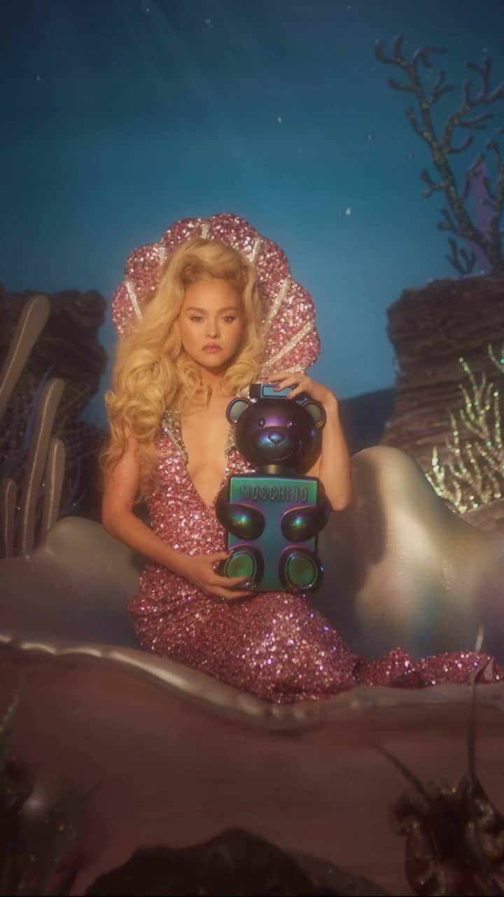 Moschinoのインスタグラム：「Clutch your pearls everyone–a new Moschino fragrance is coming soon!🪸🐚🫧  Inspired by the seabed and Tahitian mother of pearl, Moschino presents a new genderless fragrance embodied by house muse @devonaoki.   Watch this space to be the first to discover the new Moschino fragrance, Toy 2 Pearl.   #MoschinoFragrances #moschinomuses」