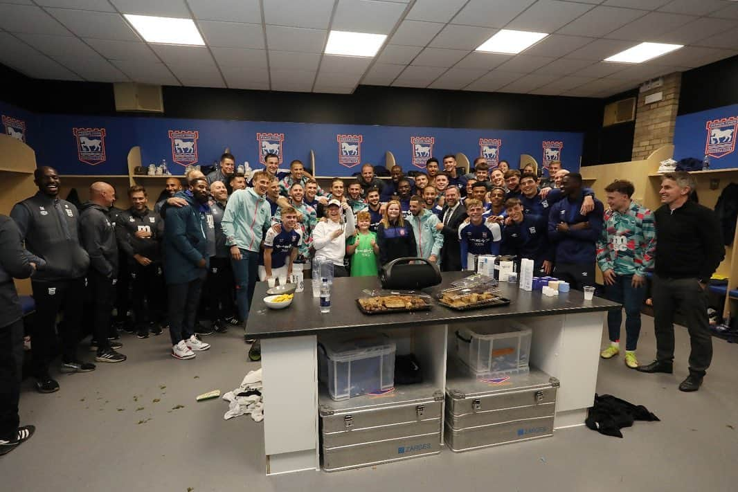 マッシモ・ルオンゴさんのインスタグラム写真 - (マッシモ・ルオンゴInstagram)「Packed Portman road under the lights! 3️⃣ points and a special guest appearance @teddysphotos @ipswichtown  PERFECT Tuesday evening! 🤪」10月4日 20時53分 - massluongo