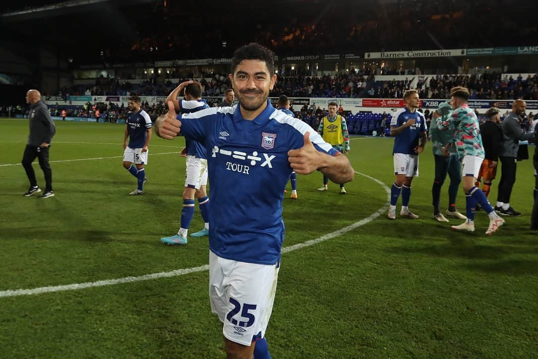 マッシモ・ルオンゴさんのインスタグラム写真 - (マッシモ・ルオンゴInstagram)「Packed Portman road under the lights! 3️⃣ points and a special guest appearance @teddysphotos @ipswichtown  PERFECT Tuesday evening! 🤪」10月4日 20時53分 - massluongo