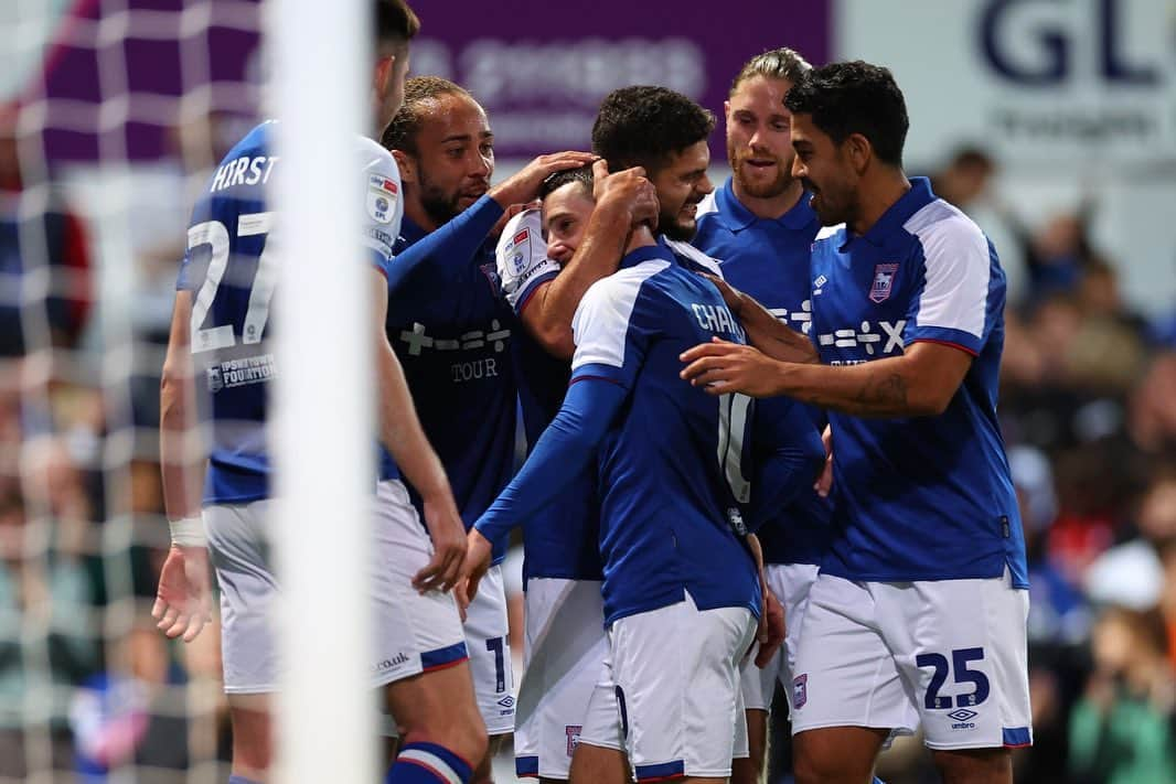 マッシモ・ルオンゴさんのインスタグラム写真 - (マッシモ・ルオンゴInstagram)「Packed Portman road under the lights! 3️⃣ points and a special guest appearance @teddysphotos @ipswichtown  PERFECT Tuesday evening! 🤪」10月4日 20時53分 - massluongo