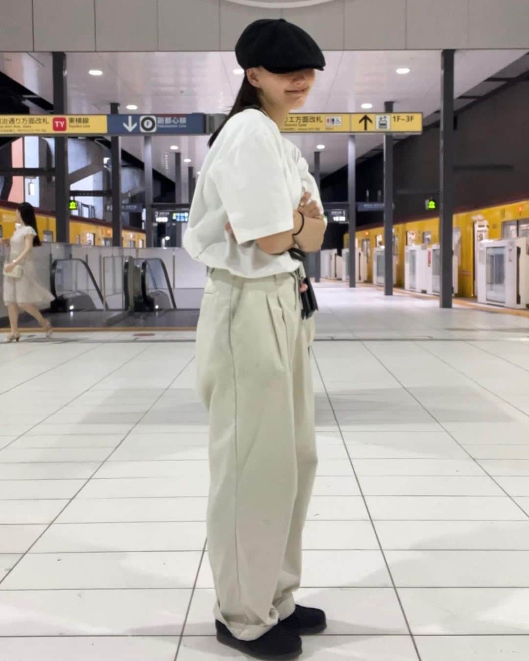 のインスタグラム：「📝🪽  ビックサイズのガソスタTに シンゾーンのトムボーイパンツ  涼しいから厚手のビックTを さらりと着れるようになれて嬉しい🥲🫶  tops... @tabbludens  pants... @shinzone_official  bag... @graphpaper_official  shoes... @clarksoriginals  . . . #ootd#日々#シンプル#シンプルコーデ#メンズライク #秋コーデ#冬コーデ#サムオム#somomandco#サムオムアンドコー#シティーポップ#シティボーイ #シティポップ#ストリートシック#ストリートコーデ #ストリート#アウトドアファッション#popey#ポパイ#cityboy#citystyle#トラッドコーデ#fudge#ファッジ#cluel#クルーエル#トムボーイ#shinzone #クラークス#tabbludens」