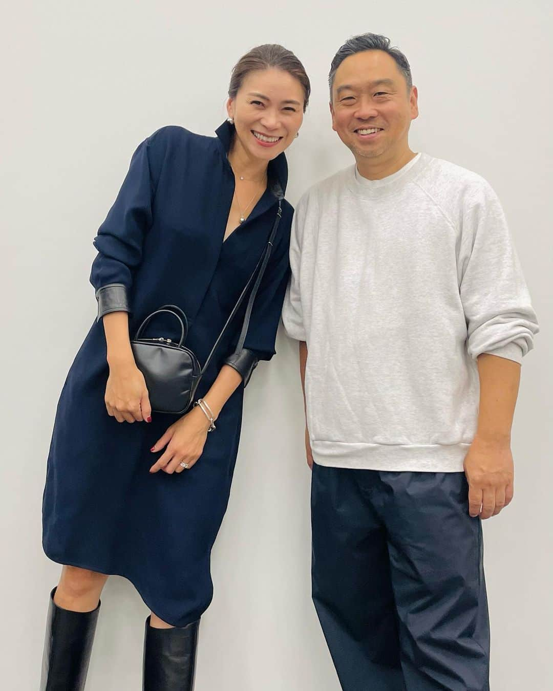 大日方久美子さんのインスタグラム写真 - (大日方久美子Instagram)「・ 嬉しすぎる出会いです。  数年前 @mumother に託したシエルが逸走した日、深夜4時くらいまで捜索をしへとへとになって帰る途中、犬を連れ、懐中電灯を持ったご夫婦が目の前に。  もしやシエルを探してくださろうしてる？！とびっくりしてお声かけしたら、やはり捜索に出てきてくださったご夫婦でした。  朝方4時。 見ず知らずの私たちのシエルの為に捜索してくださるなんて…と今でも鮮明に覚えている光景です。  その後、連れていたわんこは野犬の保護犬 @moku_tsukushi とわかりフォローさせていただいておりました。  今ではその時の杢(モク)と新たに迎えてくださった野犬の土筆が可愛くて可愛いくて大ファンになっていたのですが…。  なんと今日、撮影衣装のフィッティングに行ったら杢と土筆のパパ @fukuwarai.ltd がスタイリストさんとしていらっしゃったんです😭❤️  もう泣きそうになるくらい感動しました😭❤️  あの時のお礼を直接お伝えでき、それだけでも本当に嬉しいのに一緒にお仕事までできるなんて😭🙏🏻❤️  JIROのこととか、身内の病気とか重なって少し凹んでいたけど、今日の偶然が嬉しすぎて元気でました！！  色々あるけど、喜びも悲しみも均せば均等だね！ むしろ嬉しいにフォーカスすれば喜びは増やせると思ったよ🙏🏻❤️  今日という日がまた一つ思い出に刻まれた！ そんな今日は大切な親友 @eriko104 の誕生日だから 絶対忘れないな❤️ ・ ワンピースはLAの老舗ブランド @vince   バッグは @rie_tomosaka_official さんの @myweakness_official   ブーツは10年以上履いてる @louboutinworld   ・ ・ #自分メモ #kumicloset  #保護犬 #元野犬  #元野犬でも家族になれます」10月4日 21時05分 - kumi511976