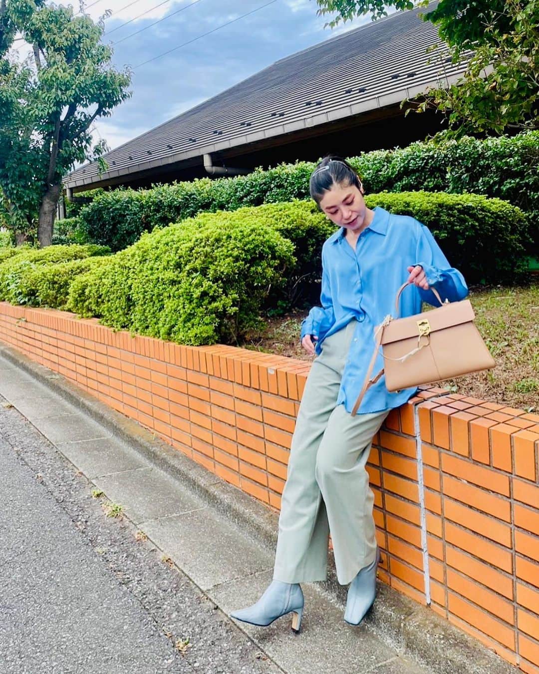 IZUMIのインスタグラム：「🩵 #shirts .. @zara  #pants .. @uniqlo_jp  #bag.. @cafune.official  #boots.. @shop_peche  #izumisfashion ♡」