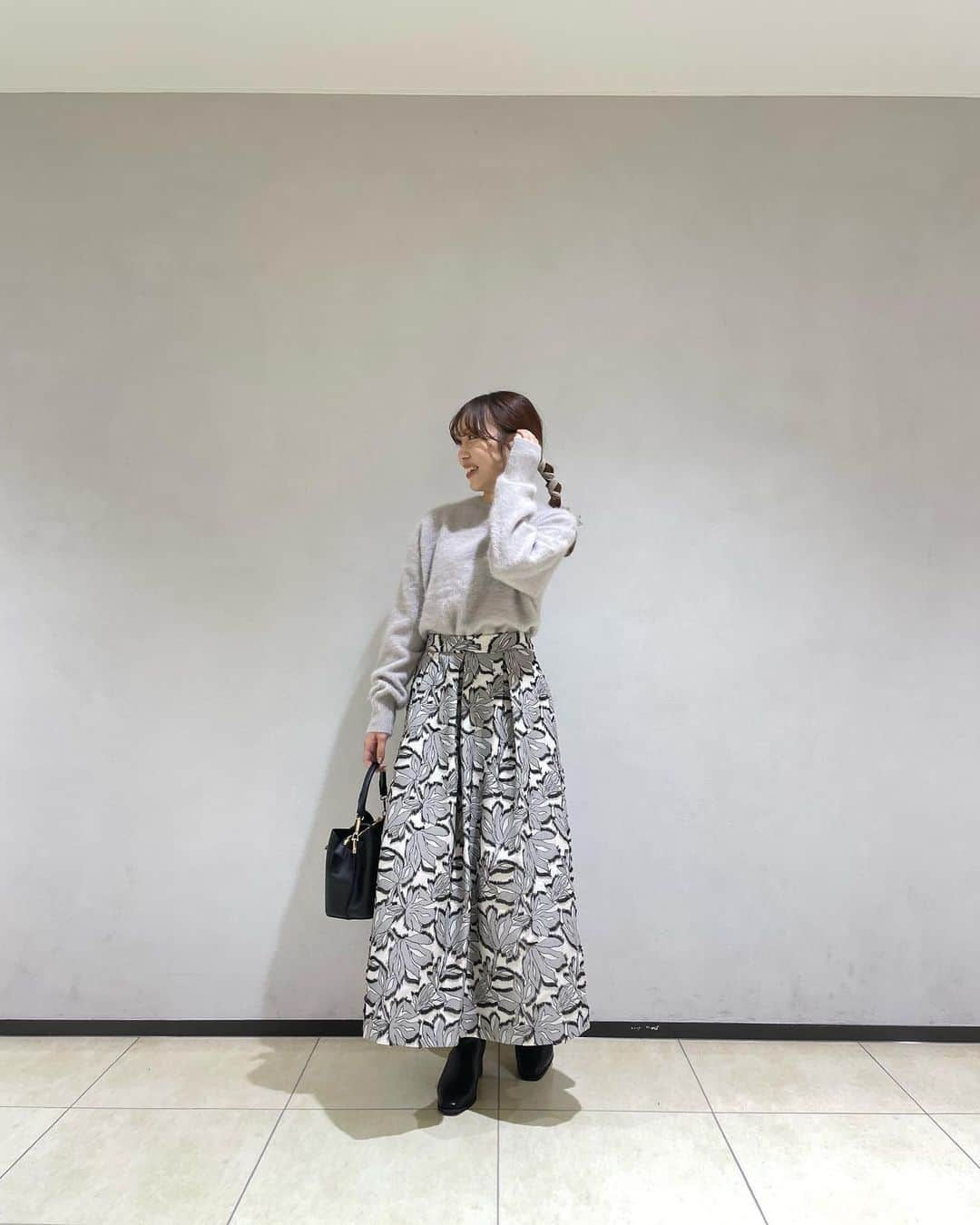SM2olohuone LUMINE立川店さんのインスタグラム写真 - (SM2olohuone LUMINE立川店Instagram)「⠀ ⠀  ⠀  ⠀ ⠀  JAPAN FABRICを使用。 毛足のあるカットジャガード生地を使用した 存在感ある主役級のスカートです♡ 上品なタック使いできれいに広がる 女性らしいフレアシルエットですが、 色使いが落ち着いているので、 スタイリングが甘くなりすぎないのも嬉しいポイント！  ⠀ ⠀  ⠀ ⠀ ⠀ ⠀⠀ ⠀  ⠀  𓐄 𓐄 𓐄 𓐄 𓐄 𓐄 𓐄 𓐄 𓐄 𓐄 𓐄 𓐄 𓐄 𓐄 𓐄 𓐄 𓐄 𓐄 𓐄 𓐄 𓐄 𓐄 𓐄  ⠀ ⠀ ⠀ ⠀⠀ ⠀  ⠀  Té chichi CLASSIC   ◌knit ◌skirt  Té chichi ◌boots ◌bag   スタッフ身長:155㎝  ⠀  ⠀⠀  ⠀ ⠀⠀ ⠀  𓐄 𓐄 𓐄 𓐄 𓐄 𓐄 𓐄 𓐄 𓐄 𓐄 𓐄 𓐄 𓐄 𓐄 𓐄 𓐄 𓐄 𓐄 𓐄 𓐄 𓐄 𓐄 𓐄  ⠀ ⠀ ⠀ ⠀⠀ ⠀  ⠀ ⠀⠀ ⠀ ⠀ ⠀⠀ ⠀  ⠀ ⠀ ⠀⠀ ⠀  ⠀ ⠀ ⠀ ⠀⠀ ⠀  ⠀ ⠀⠀ ⠀ ⠀ ⠀⠀ ⠀  ⠀ ⠀ ⠀⠀ ⠀  ⠀ ⠀⠀  ⠀ ⠀ ⠀⠀⠀  ⠀ ⠀⠀ ⠀ ⠀ ⠀⠀ ⠀  #techichi #テチチ #オフィスコーデ #オフィスカジュアル #お仕事を楽しく #リバティー #オンコーデ #通勤コーデ #通勤スタイル #通勤服 #OLコーデ #大人カジュアル #お仕事コーデ #働く女性 #オトナ女子 #オンオフ兼用 #秋トレンド  #秋コーデ #canshopig #go5_lumitachi #fashion #spring #me #feminine #フェミニン #フェミニンコーデ #デート服」10月4日 20時59分 - sm2olohuone_lumine