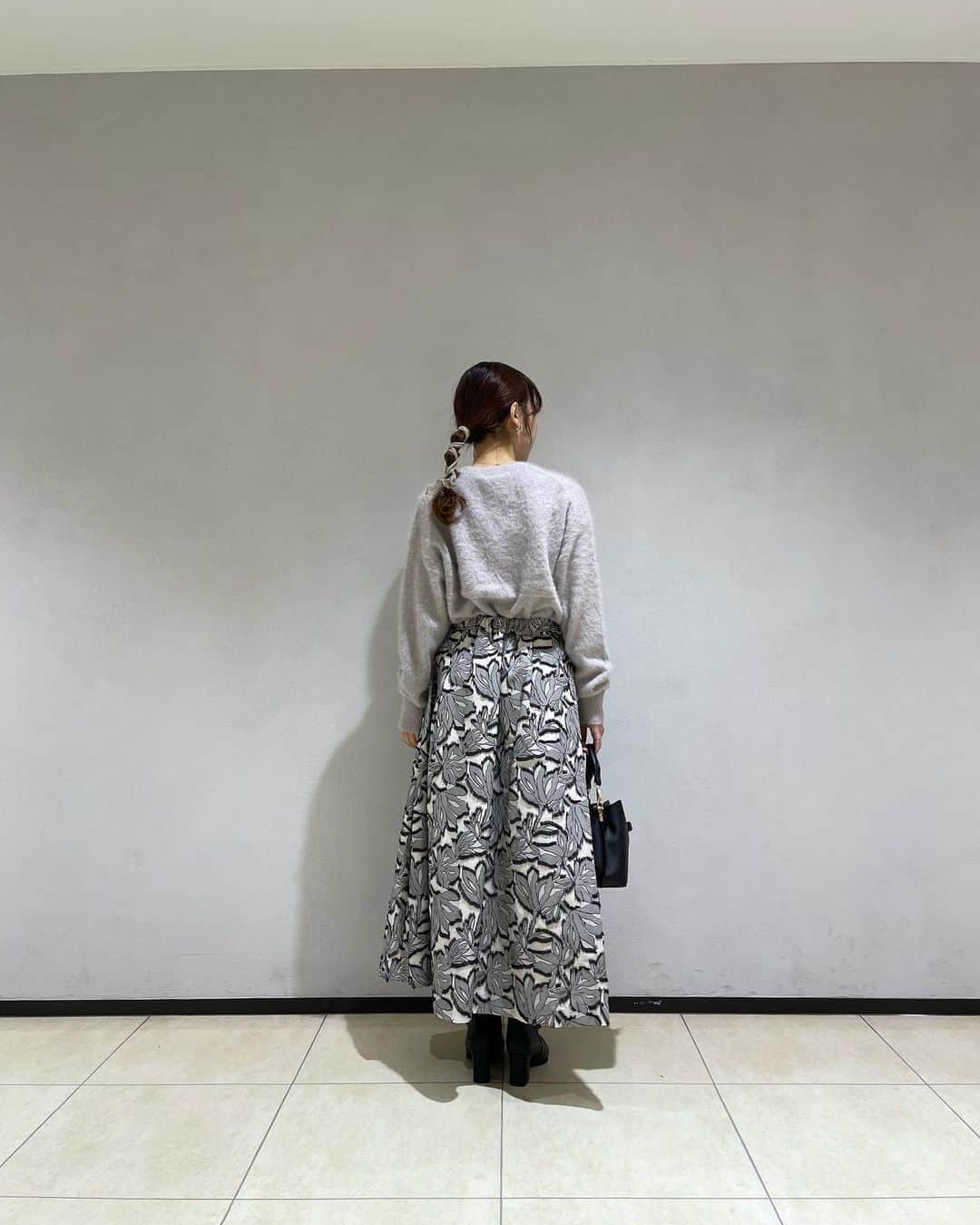 SM2olohuone LUMINE立川店さんのインスタグラム写真 - (SM2olohuone LUMINE立川店Instagram)「⠀ ⠀  ⠀  ⠀ ⠀  JAPAN FABRICを使用。 毛足のあるカットジャガード生地を使用した 存在感ある主役級のスカートです♡ 上品なタック使いできれいに広がる 女性らしいフレアシルエットですが、 色使いが落ち着いているので、 スタイリングが甘くなりすぎないのも嬉しいポイント！  ⠀ ⠀  ⠀ ⠀ ⠀ ⠀⠀ ⠀  ⠀  𓐄 𓐄 𓐄 𓐄 𓐄 𓐄 𓐄 𓐄 𓐄 𓐄 𓐄 𓐄 𓐄 𓐄 𓐄 𓐄 𓐄 𓐄 𓐄 𓐄 𓐄 𓐄 𓐄  ⠀ ⠀ ⠀ ⠀⠀ ⠀  ⠀  Té chichi CLASSIC   ◌knit ◌skirt  Té chichi ◌boots ◌bag   スタッフ身長:155㎝  ⠀  ⠀⠀  ⠀ ⠀⠀ ⠀  𓐄 𓐄 𓐄 𓐄 𓐄 𓐄 𓐄 𓐄 𓐄 𓐄 𓐄 𓐄 𓐄 𓐄 𓐄 𓐄 𓐄 𓐄 𓐄 𓐄 𓐄 𓐄 𓐄  ⠀ ⠀ ⠀ ⠀⠀ ⠀  ⠀ ⠀⠀ ⠀ ⠀ ⠀⠀ ⠀  ⠀ ⠀ ⠀⠀ ⠀  ⠀ ⠀ ⠀ ⠀⠀ ⠀  ⠀ ⠀⠀ ⠀ ⠀ ⠀⠀ ⠀  ⠀ ⠀ ⠀⠀ ⠀  ⠀ ⠀⠀  ⠀ ⠀ ⠀⠀⠀  ⠀ ⠀⠀ ⠀ ⠀ ⠀⠀ ⠀  #techichi #テチチ #オフィスコーデ #オフィスカジュアル #お仕事を楽しく #リバティー #オンコーデ #通勤コーデ #通勤スタイル #通勤服 #OLコーデ #大人カジュアル #お仕事コーデ #働く女性 #オトナ女子 #オンオフ兼用 #秋トレンド  #秋コーデ #canshopig #go5_lumitachi #fashion #spring #me #feminine #フェミニン #フェミニンコーデ #デート服」10月4日 20時59分 - sm2olohuone_lumine