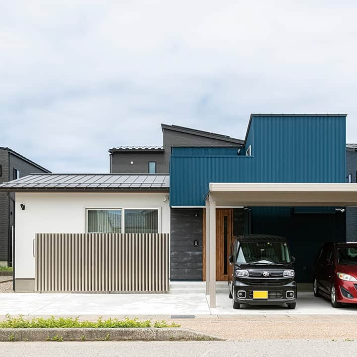 家づくりナビ ☆ 福井 富山 石川 金沢 新築 住宅 建築さんのインスタグラム写真 - (家づくりナビ ☆ 福井 富山 石川 金沢 新築 住宅 建築Instagram)「【マイホームができるまで】 『趣味も暮らしも、とことん楽しむ！』 石川県河北郡内灘町　T邸 あらき工務店 ……………………… 写真やロードバイク、登山など多趣味なご主人が 譲れなかったのは、趣味部屋のある住まい。  「あらき工務店の社長も趣味人で、 価値観が共有できたことが 依頼の決め手でした」と話す。  壁に有孔ボードと可変性のある収納棚を配置した、 大人カッコイイ趣味部屋は、 登山道具やロードバイクなどをディスプレイして、 趣味を思いっきり楽しむ空間に。  天井の吊り下げ階段を上がると、 天体撮影用のルーフバルコニーが。  「白山や立山連峰まで望むことができて、 趣味である写真の幅が広がりました。 玄関ホールは写真を飾るギャラリースペースでもあるので、 飾る楽しみも増えました」。  夫婦は先を見据えて、平屋を選択。 家事ラク動線や主寝室近くに設けたトイレなど、 暮らしも趣味も楽しめる家を叶えた。 ………………………  　 「家づくりナビ」は、 北陸で「家を建てたい！」と思った人にまずは読んで欲しい 家づくりの本です📚♪  後悔しない家づくりのための基礎知識や、 リアルな家づくり実例、北陸の住宅会社ガイドなど お役立ち情報をたくさん紹介しています。 一冊あれば家づくりがどんどん進む🏠  福井・石川・富山の主要書店、コンビニ、 オンラインストアで販売中♪  🔎「家づくりナビWeb」 先輩たちの家づくり実例や 多数の住宅会社イベントをご紹介中！ プロフィールのハイライトからcheck📲  🔎「家づくりナビmagazine」 お役立ち記事を毎週更新！ お金や間取りアイデア、建売情報も掲載中♪ プロフィールのURLからcheck📲  ----------------------  #あらき工務店 #マイホーム計画中の人と繋がりたい #家づくりナビ #家づくりアイデア #施工事例 #実例 #マイホームアイデア #快適な住まい #マイホーム #マイホーム計画 #外観デザイン #照明計画 #平屋 #平屋暮らし #平屋のマイホーム #平屋の家づくり #平屋の暮らし #平屋新築 #玄関土間 #土間玄関 #土間のある暮らし #土間スペース #梁のあるリビング #造作家具 #造作家具のある家 #造作洗面所 #対面キッチン #対面キッチンカウンター #趣味部屋 #家事ラク動線」10月4日 21時00分 - iedukurinavi