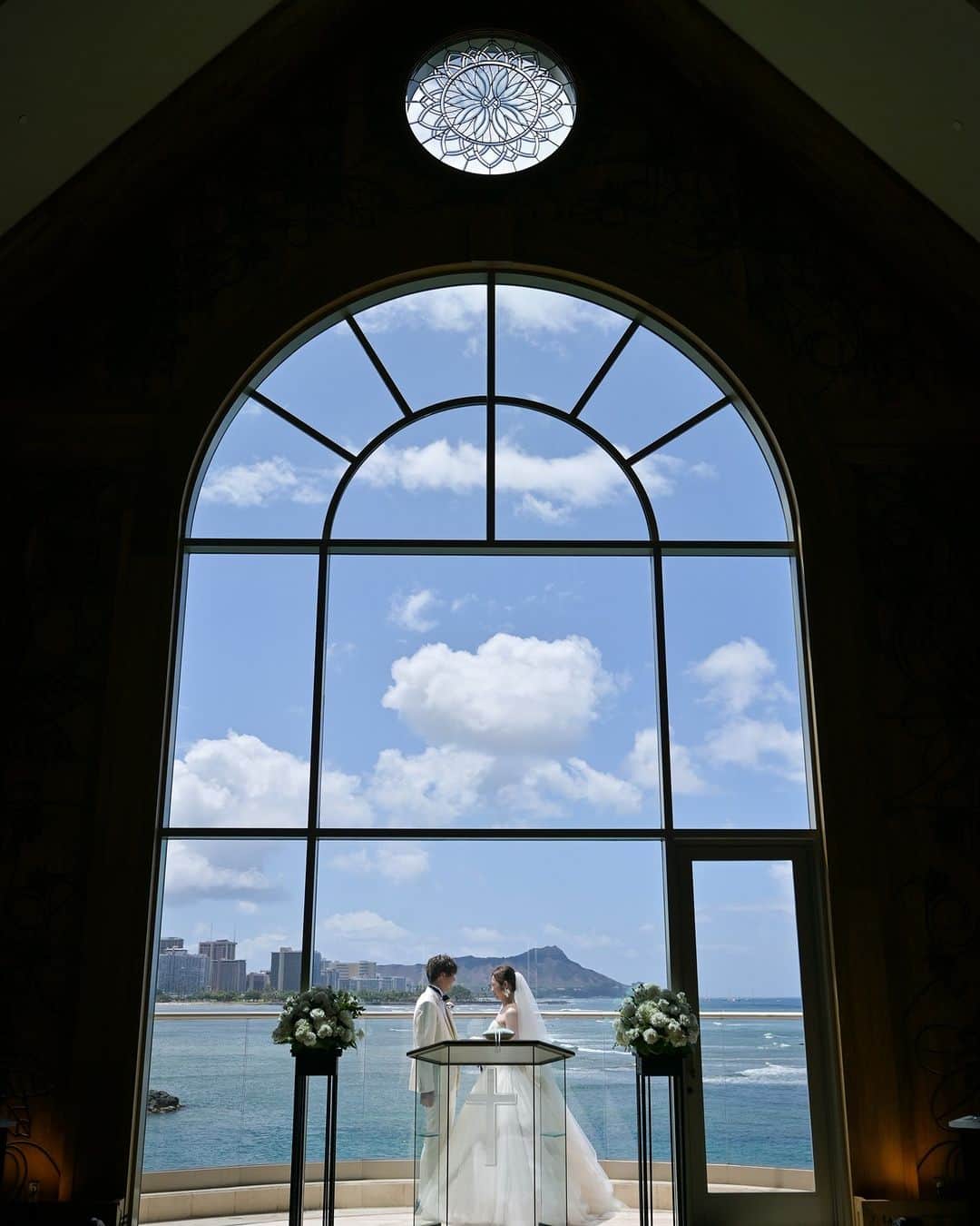 The Terrace By The Seaさんのインスタグラム写真 - (The Terrace By The SeaInstagram)「@the_terrace_by_the_sea Hawaii Wedding情報はこちら𓂃𓈒𓏸  ---------  大きな窓から見える輝く海と ダイヤモンドヘッドが強調され ハワイらしい景色を 存分に味わうことができます𓍯  -------------------  = produce = モチーフ @motif_resort  = photo = @betterhalf_hawaii  --------------------  ハワイのザ・テラス バイ・ザ・シーにて 挙式を検討されていらっしゃる方におすすめ✯  2023年9月にオープン11周年を迎えることを記念して、 お得なアニバーサリープランのご案内を開始！  《組数限定 11th Anniversary Plan 最大 28.9万円 OFF！ 》  おふたりのご希望に合わせて選択可能な２つのプランを ご用意。  挙式に必要な基本挙式、ドレス＆タキシード、新婦様ヘ アメイク、アルバムが含まれるシンプルプランA（30組限 定）。  プランB（20組限定）はさらにロケーション撮影や アルバムアップグレードなどが含まれた充実プラン。  プロフィール欄のURLより、ウエディングの相談ご予約 が可能です。 小さい疑問や質問にもお答えいたしますので、お気軽に お問い合わせくださいませ🌺  ザ・テラス バイ・ザ・シーでは、健康と安全を最優先に 配慮し、安心してハワイでの時間を楽しんでいただいて おります𓆉  #テラスバイザシー #TheTerraceByTheSea #TAKAMIBRIDAL #タカミブライダル #MotifRESORT #テラス花嫁 #モチーフ花嫁 #リゾートウェディング #リゾート婚 #ハワイウェディング #カウイチャペル #ダイヤモンドヘッド」10月4日 21時00分 - the_terrace_by_the_sea