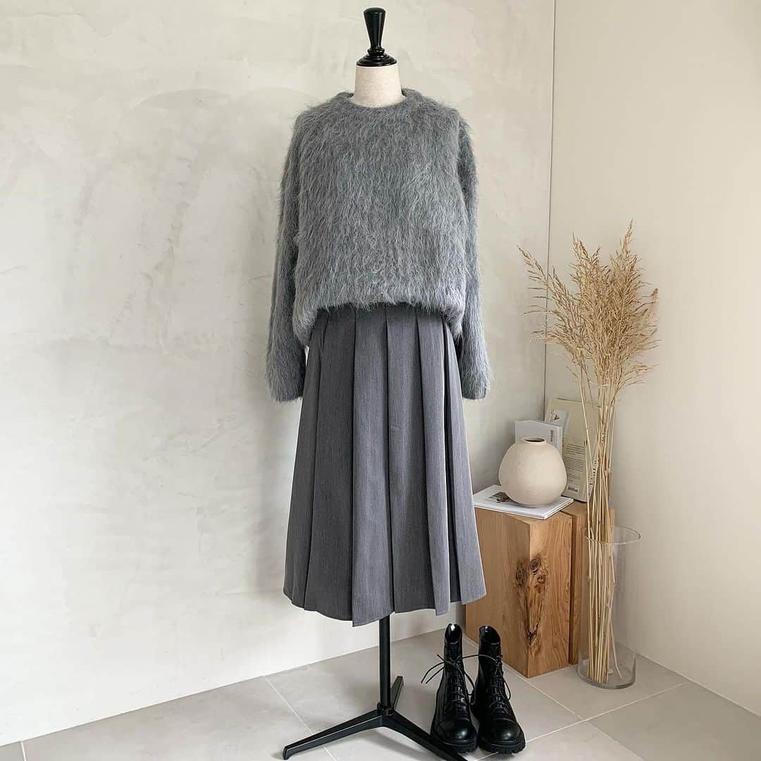 Y's Stellaのインスタグラム：「.  👓Recommend outfit  今年絶対やりたいグレーコーデのおすすめ🩶 大人気のアルパカニットに優等生プリーツスカートを👩‍🎓 足元はボリュームのあるごつめブーツで外すと野暮ったさのない今時コーデが出来上がります🤍  ブーツはとっても軽くて歩きやすくふくらはぎの細見え効果もあり🤍 スカートも途中からプリーツなので余分な広がりがなくスッキリ見え🤍 タイツ合わせなんかも可愛いですね😍 こんなグレーコーデはいかがでしょうか🩶  #グレーコーデ#ワントーンコーデ#ニット#もけもけニット#シャギーニット#プリーツスカート#ブーツ#海外ガール#プチプラコーデ」