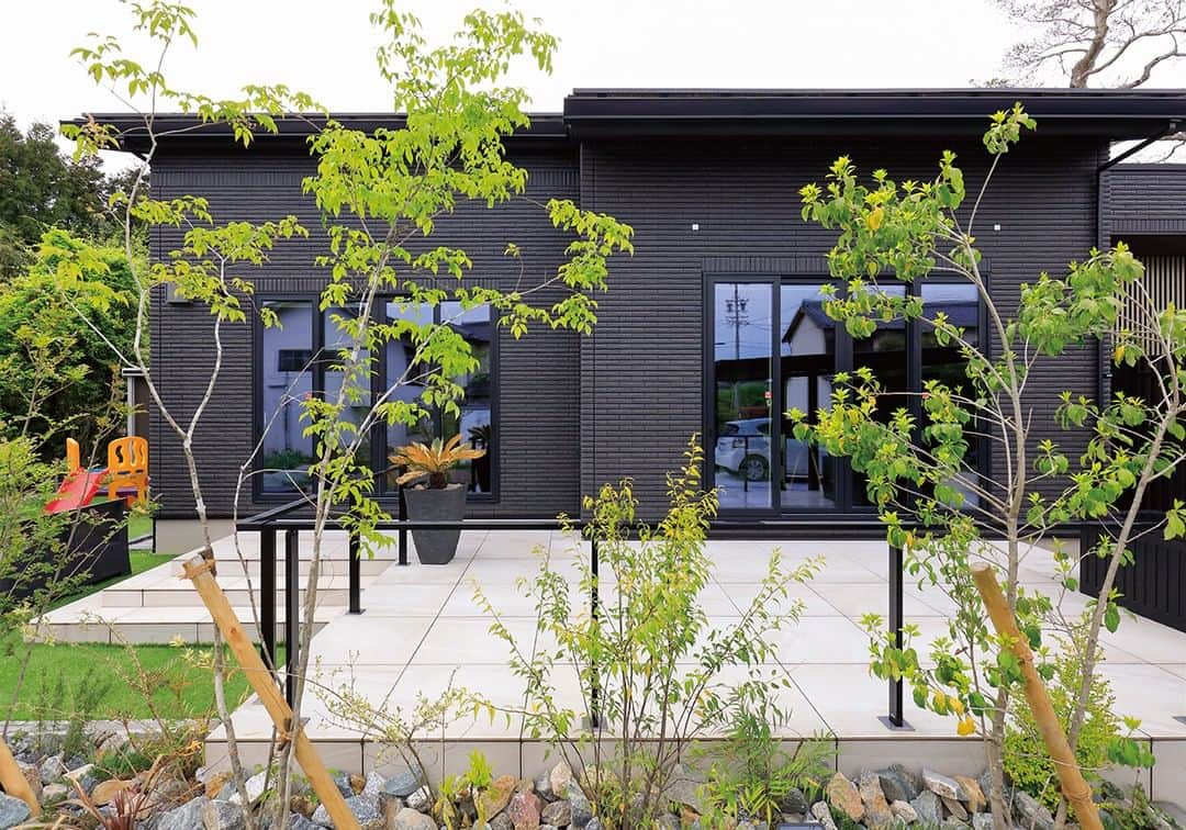 株式会社 一条工務店のインスタグラム：「_【緑が映えるブラックタイル】 . 重厚感のあるブラックタイルの外壁は、植栽や人工芝、石を用いた外構にも相性ピッタリ。 開け閉めしやすい引き戸の玄関扉を採用することで、重厚感を保ちつつ、利便性もばっちりです♪ . こちらのお住まいは、カタログ「iikoto2023年6月号」で詳しくご覧いただけます！@ichijo_officialのハイライト「カタログ請求」のリンクが便利です♪ . #一条工務店 #家は性能 #グランセゾン #grandsaison　#外観　#外観デザイン　#外壁　#外壁デザイン　#外壁タイル　#外構　#外構デザイン　#平屋　#タイル貼り　#庭のある暮らし　#おしゃれな家　#暮らしを楽しむ　#家づくりアイデア　#施工事例 #マイホーム #注文住宅　#家づくり計画 #家づくり #一戸建て #新築 #新築一戸建て　#注文住宅新築 #住宅デザイン #マイホーム日記 #理想の家 #ハウスメーカー」