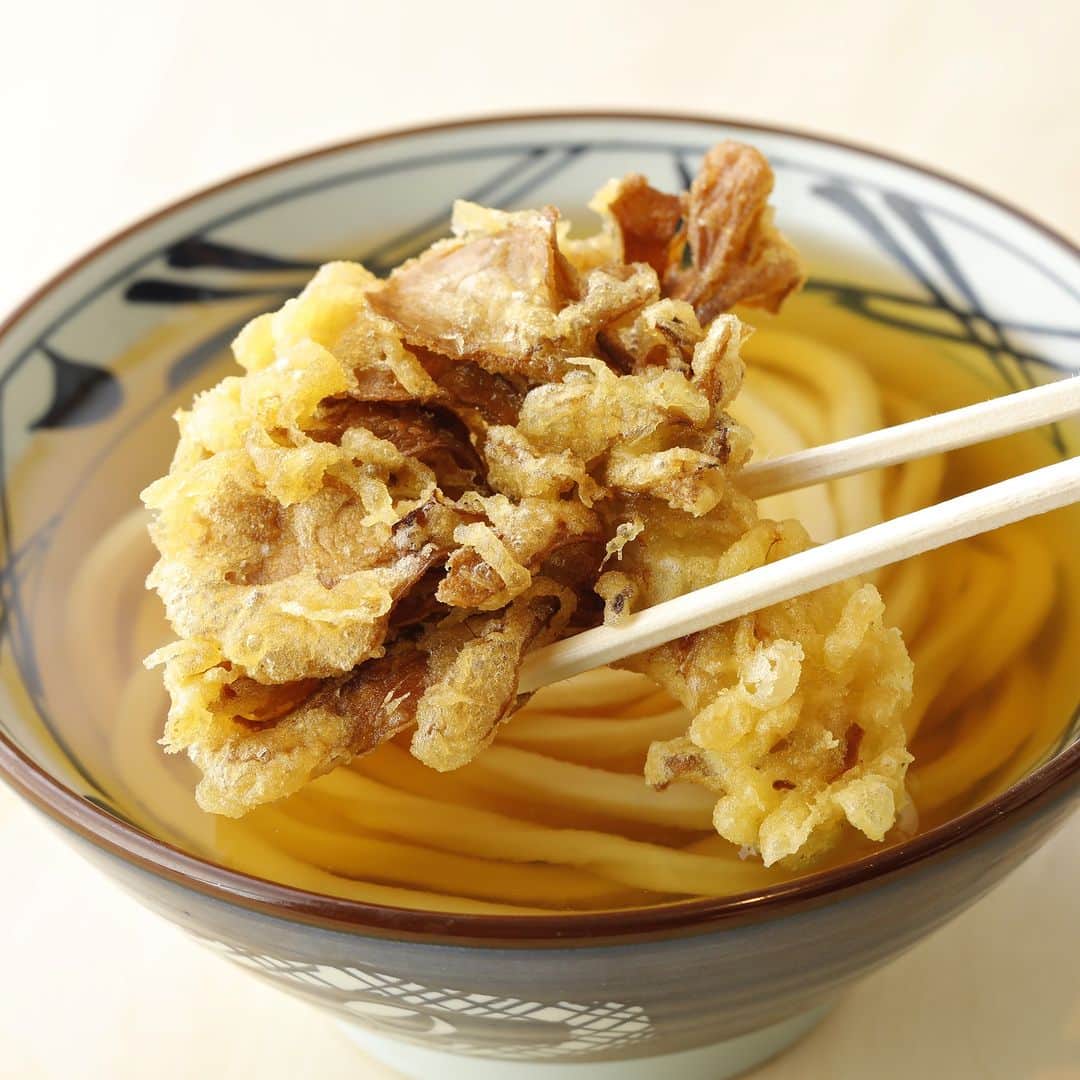 丸亀製麺のインスタグラム：「期間限定天ぷら食べたいと思ったら「😋」で教えてください！  今月も旬の味わいが楽しめる季節限定天ぷらが登場！ ラインナップはこちら👇  🥢噛んだ瞬間ふわっと広がるまいたけの香りが食欲をそそる #まいたけ天  🥢これぞ秋の味覚！ふっくら脂がのった身がたまらない #秋刀魚天 🥢「だしの王様」の異名を持つ食材を使った #たもぎだけ天  この機会にぜひお試しください😋  ※一部取扱のない店舗がございます。  #丸亀製麺 #丸亀うどん #udon #麺 #うどん」