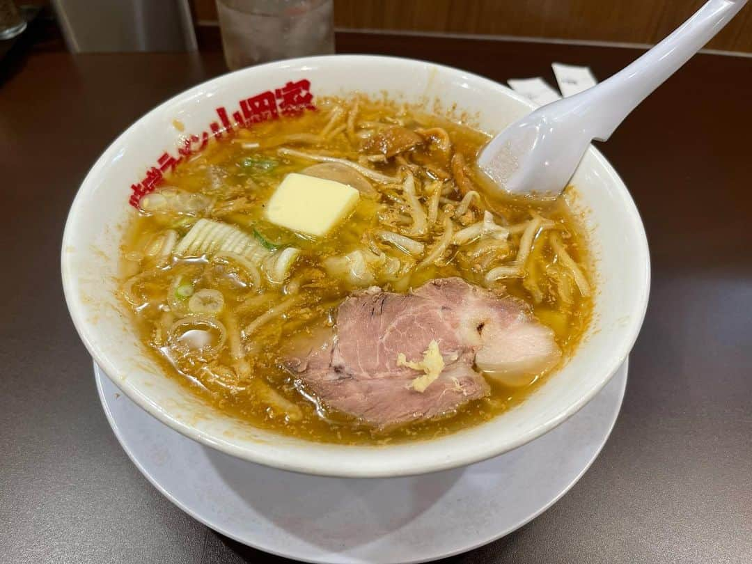 佐藤絵里香のインスタグラム：「-☺︎  北海道遠征記録2️⃣  北海道にしかない味噌ラーメン山岡家へ🥹  最近山岡家を満腹三太夫さんのおかけで知れて北海道に行ったら絶対ここにも行きたいと思って  オフ会終わってジンギスカンいっぱい食べた後1人で駆け込んだ😂  札幌味噌ラーメンにバターもトッピングしてもう口の中が最高でした、、おいしすぎぃ まだ北海道行ったら違う種類もいきたい🤭  まだまだ北海道グルメ続くよん👀✌️  ・ ・ ・ #北海道グルメ #味噌ラーメン山岡家 #山岡家 #ラーメン #eatme #japaneseidol #japanesegirl #asiagirl #idol #followme #followmeto #likeme #アイドル #北海道 #味噌ラーメン #グルメ #いいね返し」