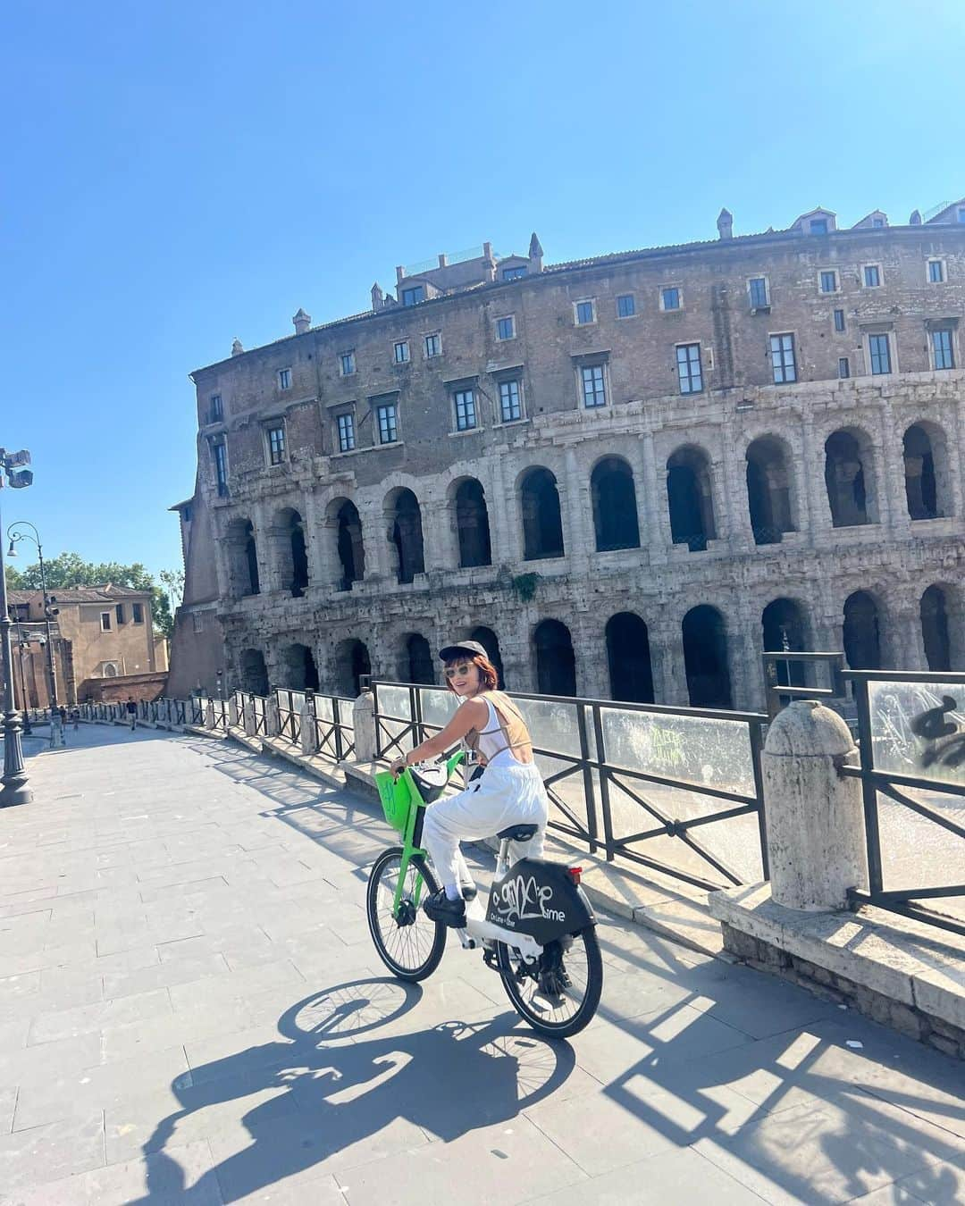 小竹麻美さんのインスタグラム写真 - (小竹麻美Instagram)「🚴🤍🇮🇹  とにかくLimeが便利でした。Uber appから道端にあるLimeが乗れちゃうし、駐車禁止区域が少なくてどこへでも行けちゃう！  #ローマ旅行 #RideGreen」10月4日 21時00分 - asamikotake