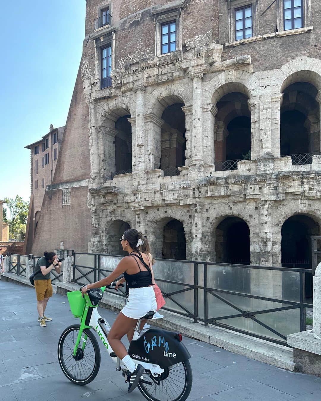 小竹麻美さんのインスタグラム写真 - (小竹麻美Instagram)「🚴🤍🇮🇹  とにかくLimeが便利でした。Uber appから道端にあるLimeが乗れちゃうし、駐車禁止区域が少なくてどこへでも行けちゃう！  #ローマ旅行 #RideGreen」10月4日 21時00分 - asamikotake