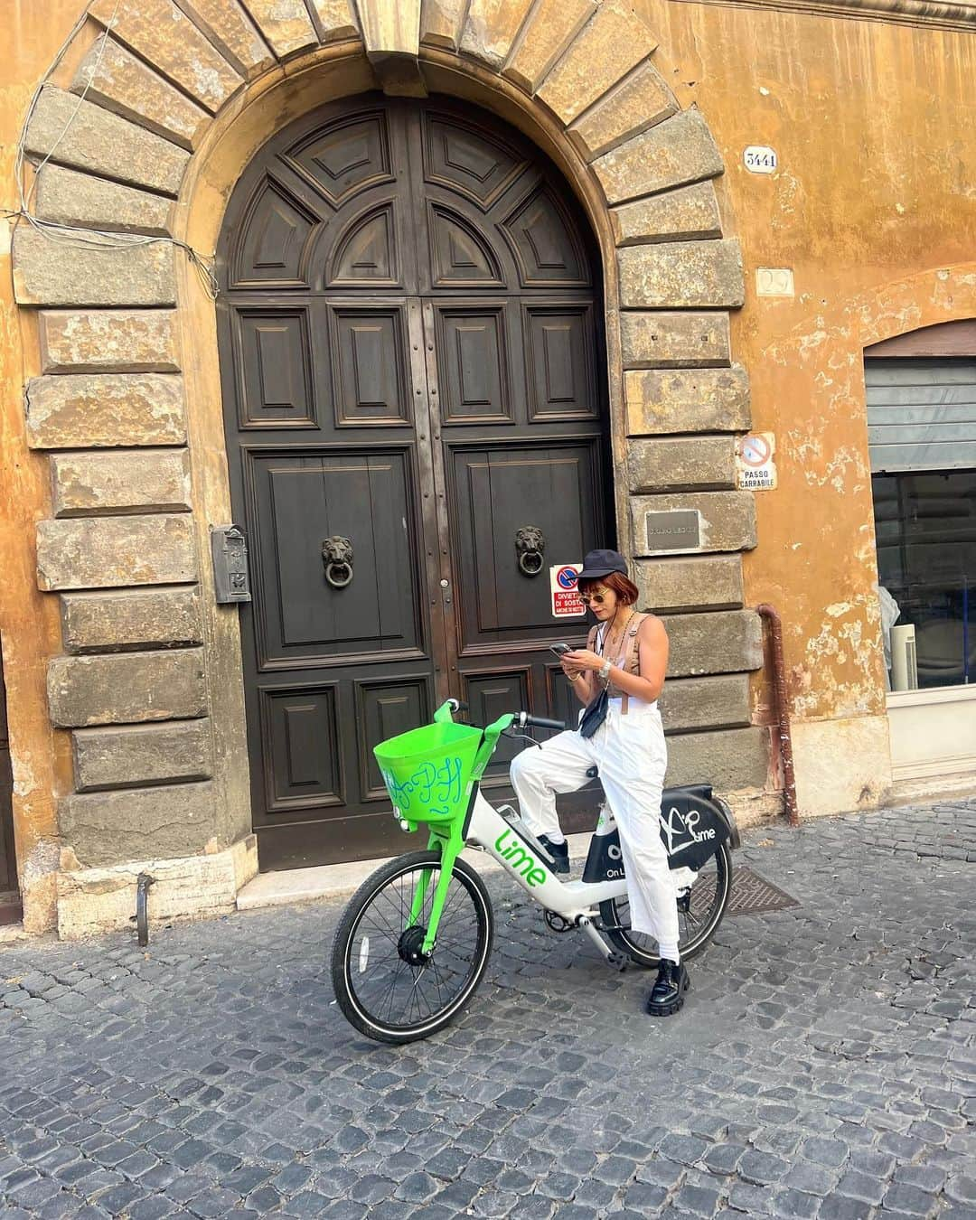 小竹麻美さんのインスタグラム写真 - (小竹麻美Instagram)「🚴🤍🇮🇹  とにかくLimeが便利でした。Uber appから道端にあるLimeが乗れちゃうし、駐車禁止区域が少なくてどこへでも行けちゃう！  #ローマ旅行 #RideGreen」10月4日 21時00分 - asamikotake