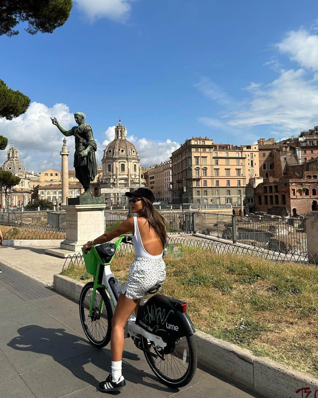 小竹麻美さんのインスタグラム写真 - (小竹麻美Instagram)「🚴🤍🇮🇹  とにかくLimeが便利でした。Uber appから道端にあるLimeが乗れちゃうし、駐車禁止区域が少なくてどこへでも行けちゃう！  #ローマ旅行 #RideGreen」10月4日 21時00分 - asamikotake