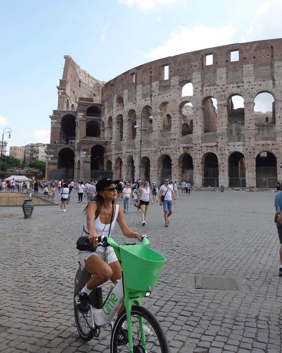 小竹麻美さんのインスタグラム写真 - (小竹麻美Instagram)「🚴🤍🇮🇹  とにかくLimeが便利でした。Uber appから道端にあるLimeが乗れちゃうし、駐車禁止区域が少なくてどこへでも行けちゃう！  #ローマ旅行 #RideGreen」10月4日 21時00分 - asamikotake