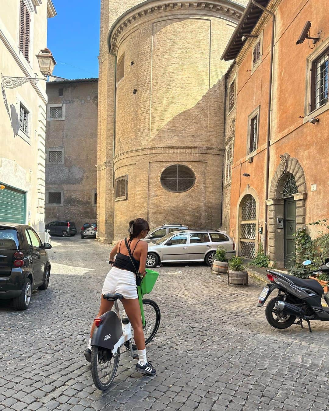 小竹麻美さんのインスタグラム写真 - (小竹麻美Instagram)「🚴🤍🇮🇹  とにかくLimeが便利でした。Uber appから道端にあるLimeが乗れちゃうし、駐車禁止区域が少なくてどこへでも行けちゃう！  #ローマ旅行 #RideGreen」10月4日 21時00分 - asamikotake