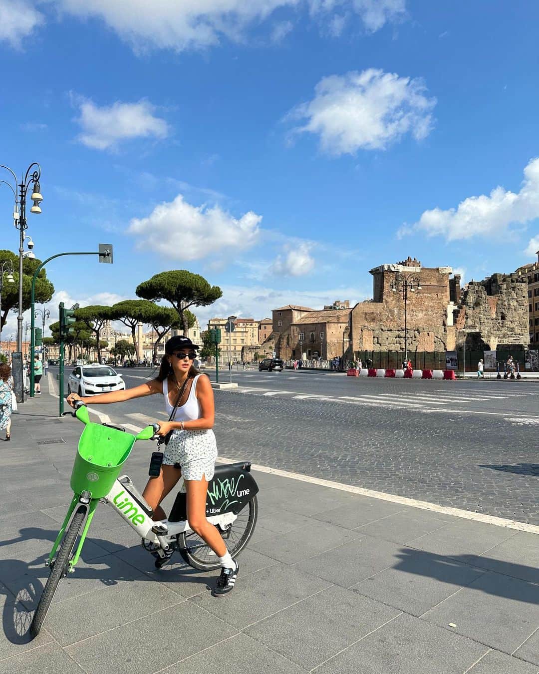 小竹麻美さんのインスタグラム写真 - (小竹麻美Instagram)「🚴🤍🇮🇹  とにかくLimeが便利でした。Uber appから道端にあるLimeが乗れちゃうし、駐車禁止区域が少なくてどこへでも行けちゃう！  #ローマ旅行 #RideGreen」10月4日 21時00分 - asamikotake