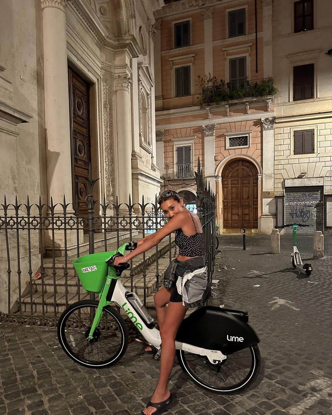 小竹麻美さんのインスタグラム写真 - (小竹麻美Instagram)「🚴🤍🇮🇹  とにかくLimeが便利でした。Uber appから道端にあるLimeが乗れちゃうし、駐車禁止区域が少なくてどこへでも行けちゃう！  #ローマ旅行 #RideGreen」10月4日 21時00分 - asamikotake