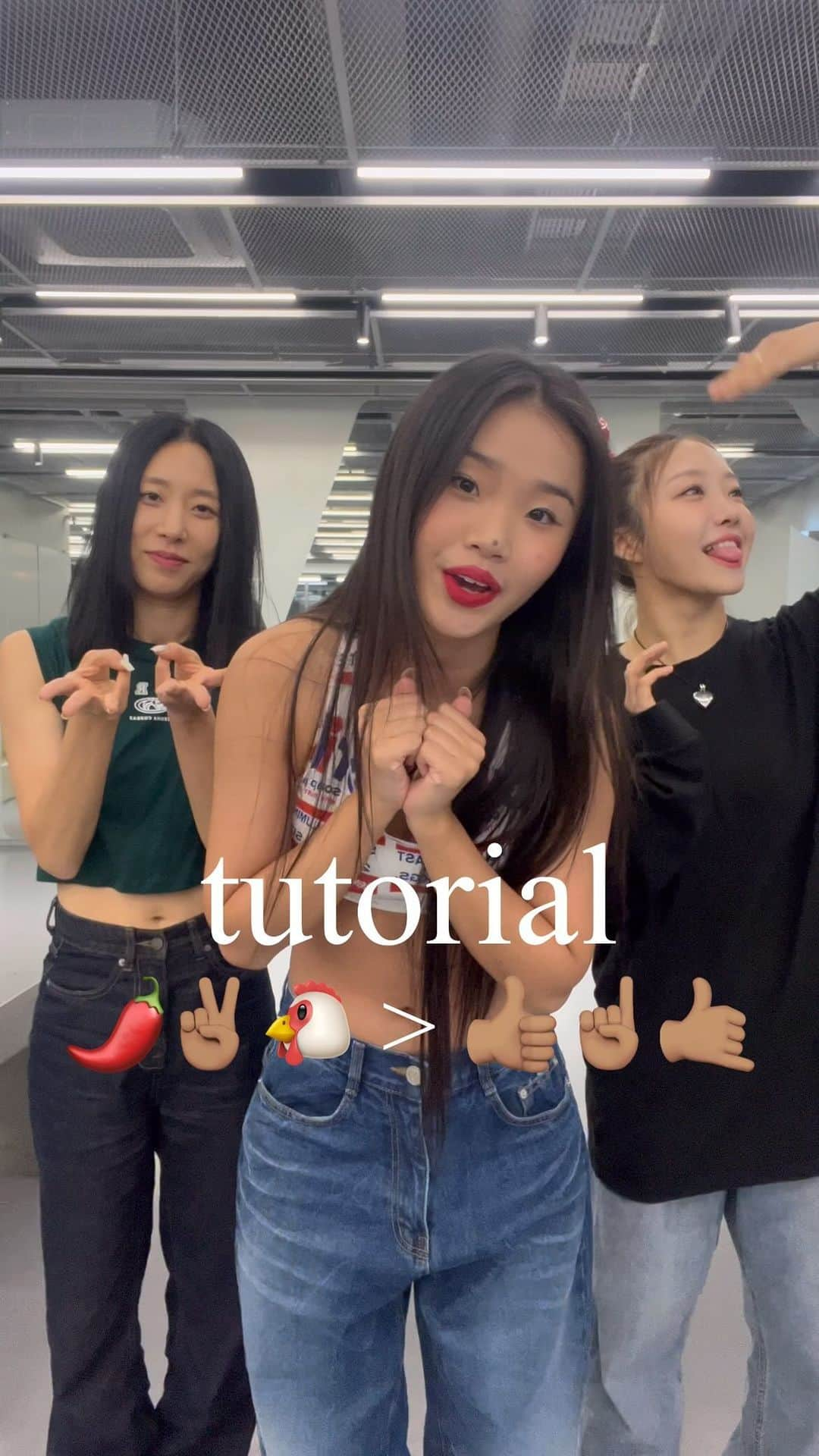 リア・キムのインスタグラム：「[스우파2] 원밀리언(1MILLION) l 화사 신곡 시안 미션  @1million_swf TUTORIAL 💋  #칠리챌린지 #칠리챌린지_원밀리언  🔥 지금 바로! 챌린지에 참여하여 원밀리언을 응원해주세요!  📍투표 기간: ~ 10/10(화) 24:00 (KST)  📍릴스 참여 방법 1. 릴스 탭에서 효과✨ 클릭! 2. SWF2 검색 3. 응원하는 크루의 칠리챌린지 필터 적용하기! 4. 필수 해시태그 와 함께 영상 업로드하기!  📍틱톡 참여 방법 1. 틱톡 @mnet_tiktok_official 프로필 들어가기 2. 효과 탭✨ 클릭! 3. 응원하는 크루의 칠리챌린지 필터 적용하기! 4. 필수 해시태그 와 함께 영상 업로드하기!  📍필수 해시태그 #칠리챌린지 #칠리챌린지_원밀리언 📍유의사항 ‘칠리 챌린지’ 가산점의 경우 10월 4일 18시부터 10월 10일 24시까지 집계되며, 필터를 적용하지 않을 시 집계에 미포함 됩니다.  글로벌 춤 서열 1위를 가려라! 〈스트릿 우먼 파이터2〉 매주 화요일 밤 10시 본 방송  [SWF2] 1MILLIONㅣHwasa’s New Song  #chilichallenge #chilichallenge_1million 📍Vote Period : ~ 10/10 (Tue), 24:00 (KST)  📍The Way to participate in Reels 1. Choose the “Effect”✨ on the Reels 2. Tap Search “SWF2“ 3. Apply the ChiliChallenge Filter of the dance crew, which you support. 4. Upload the video with necessary hashtags  📍The Way to participate TikTok 1. Click the profile of @ mnet_tiktok_official on TikTok 2. Click the “Effect”✨ tap 3. Apply the ChiliChallenge Filter of the dance crew, which you support. 4. Upload the video with necessary hashtags  📍Necessary Hashtag #chilichallenge #chilicallenge_1million  📍NOTE The Bonus point of ‘Chili Challenge’ will be counted from October 4th, at 18:00 (KST) to October 10th, 24:00 (KST) Without the filter, it wouldn’t be included.」